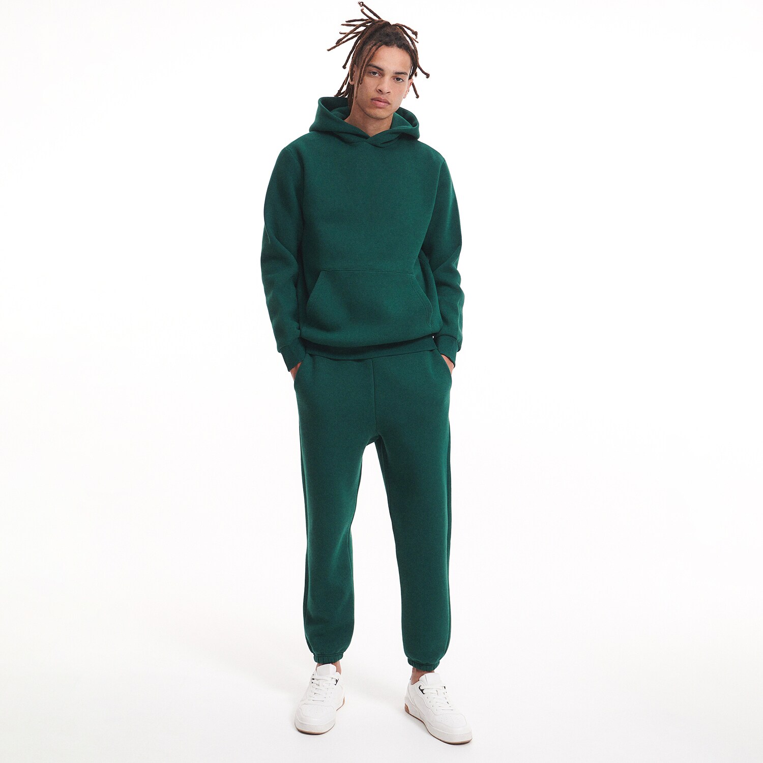 Reserved – Pantaloni sport regular – Kaki clothes imagine noua 2022