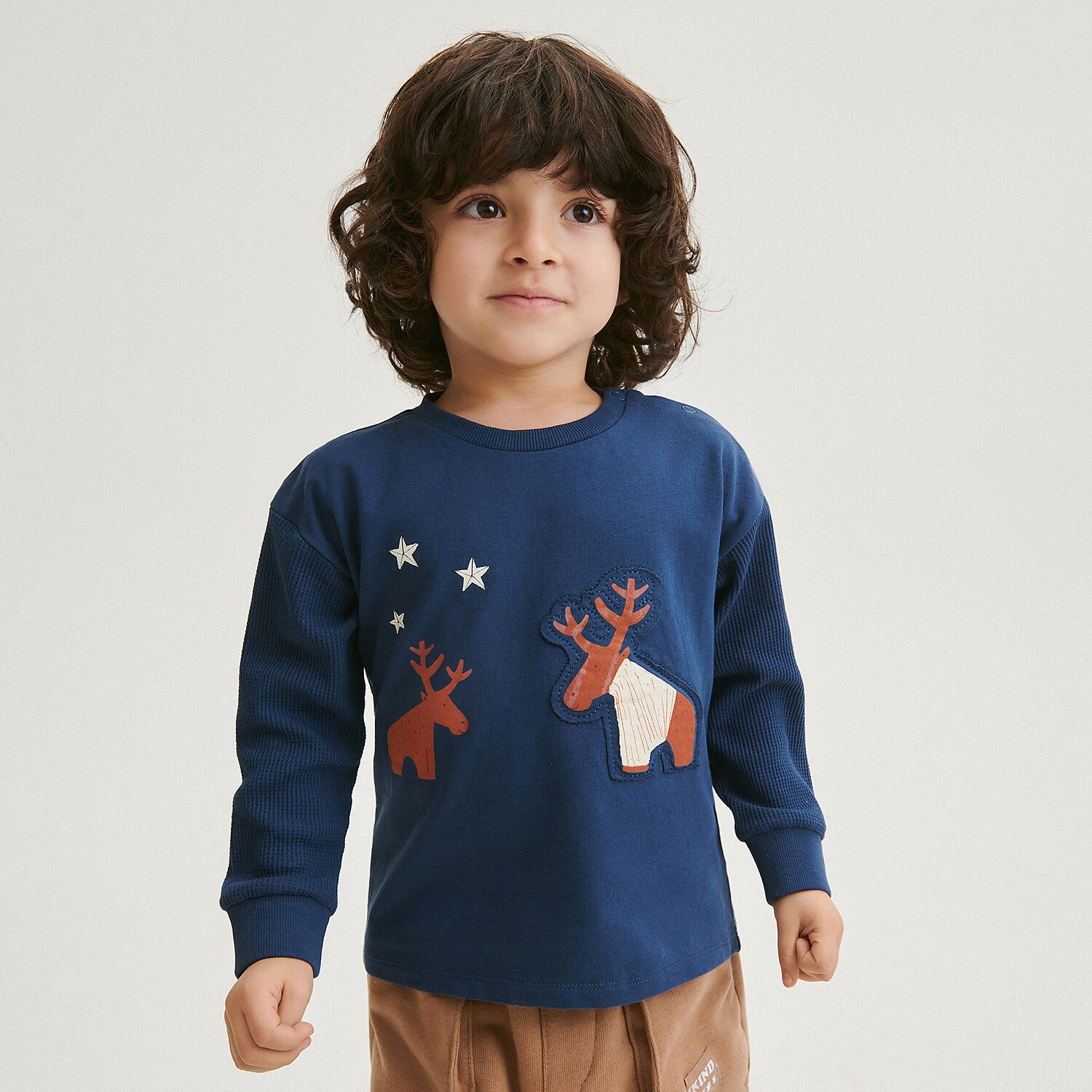 Levně Reserved - Vánoční tričko s aplikací - Modrá