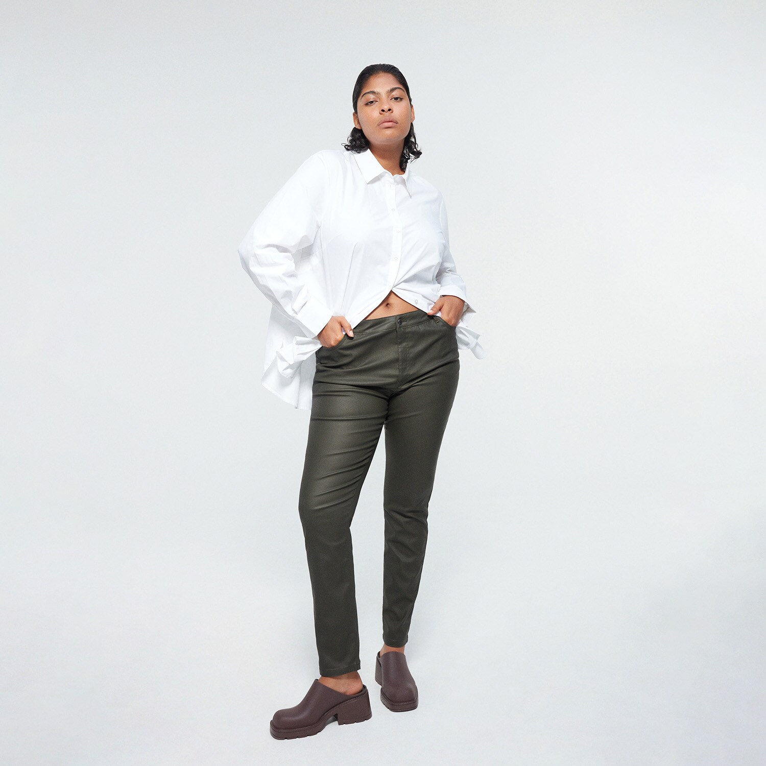 Reserved – Pantaloni slim fit – Kaki clothes imagine noua 2022