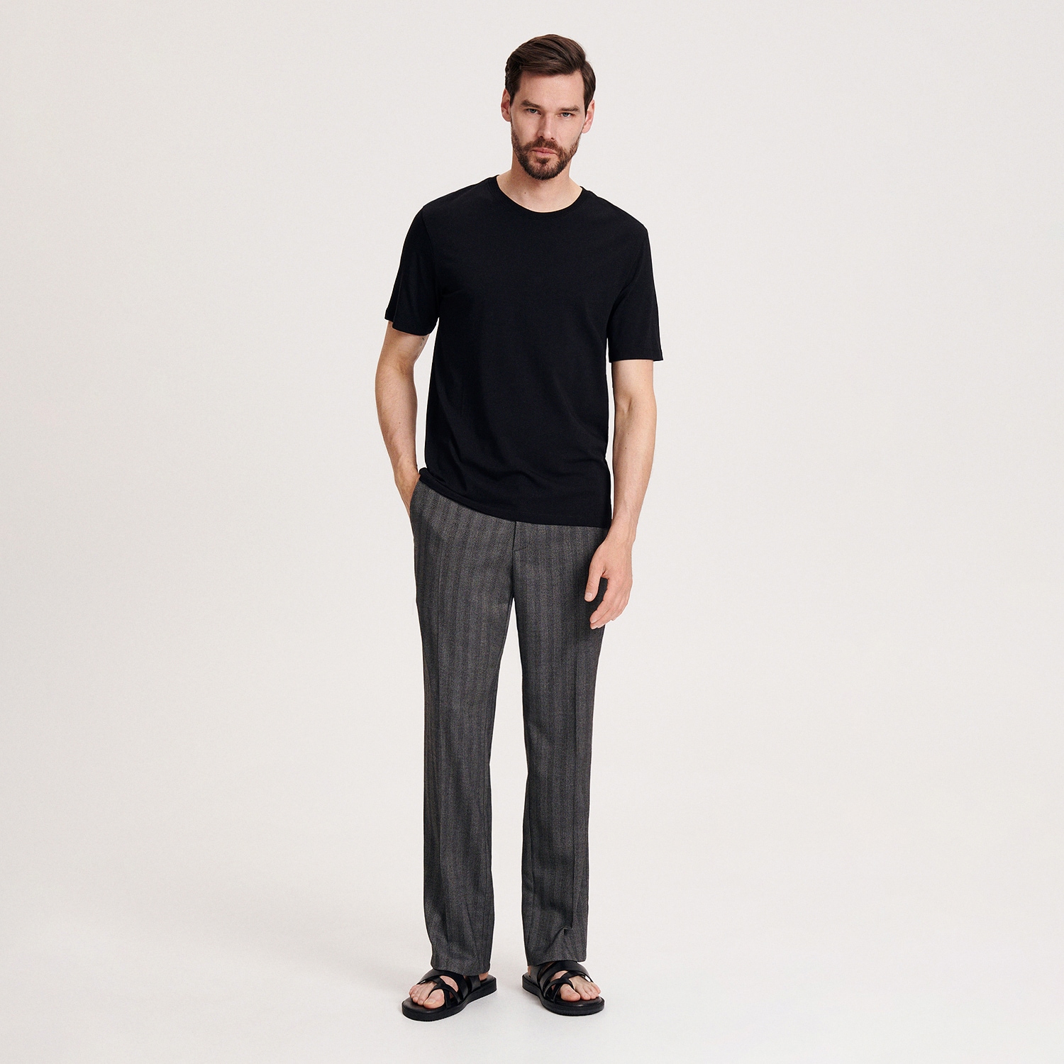 E-shop Reserved - Oblekové nohavice z recyklovaného polyesteru s prímesou viskózy - Šedá