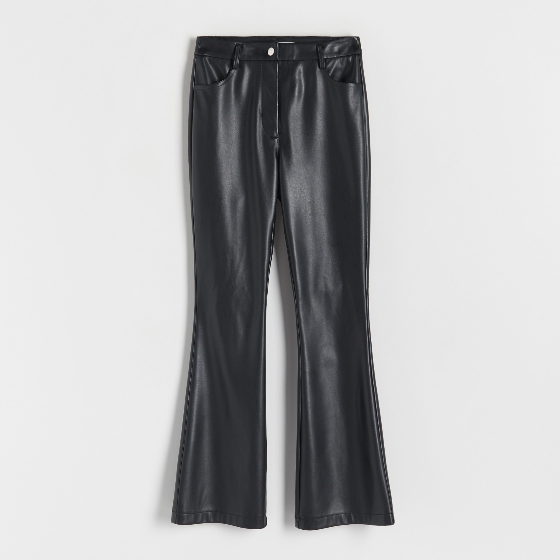 E-shop Reserved - Flare nohavice z umelej kože - Čierna
