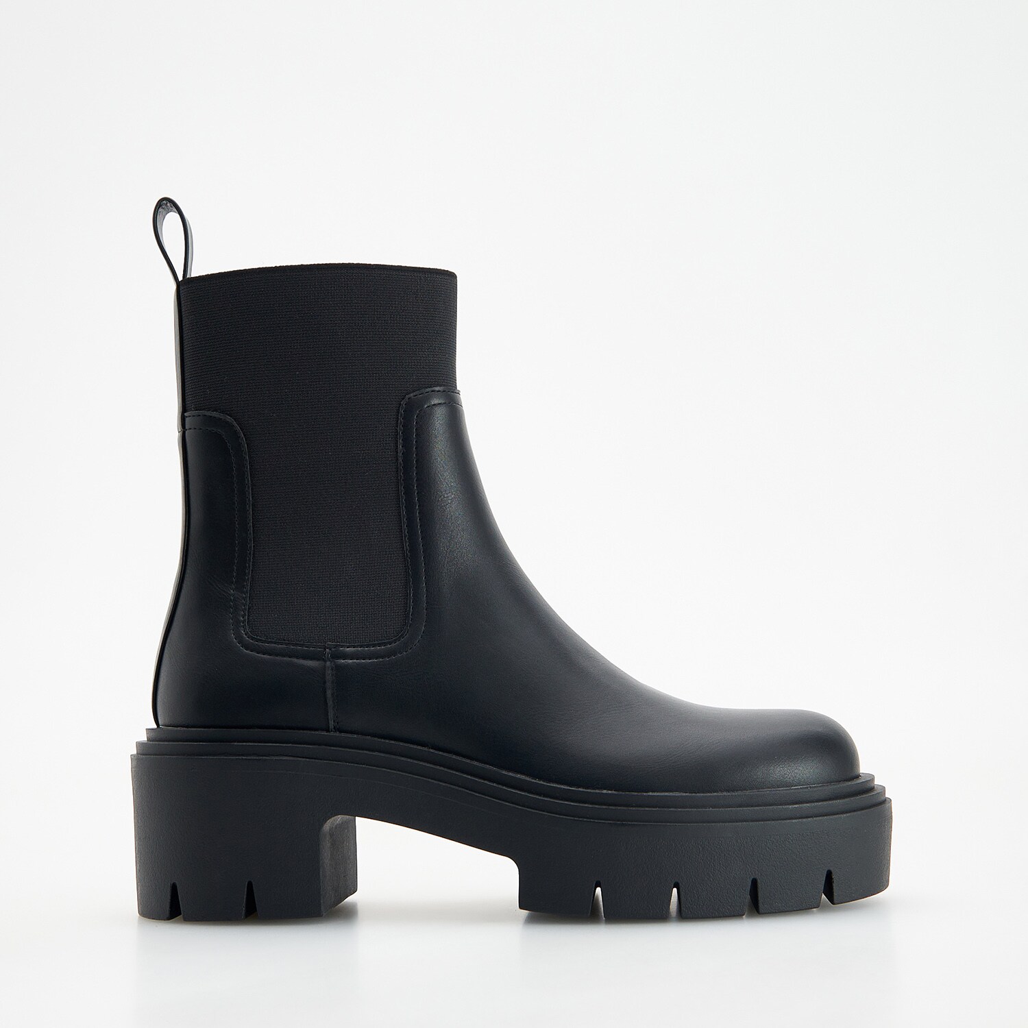 E-shop Reserved - Členkové topánky s vrúbkovanou podrážkou - Čierna