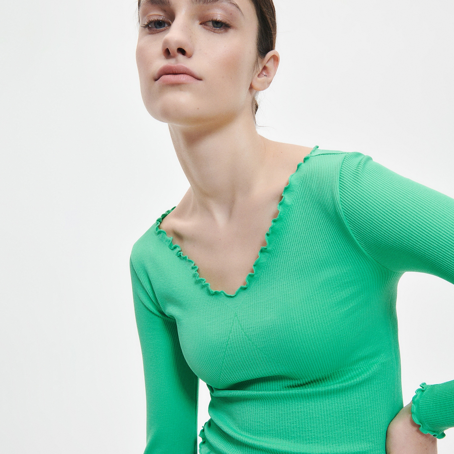 E-shop Reserved - Hladké tričko slim fit s dlhými rukávmi - Zelená