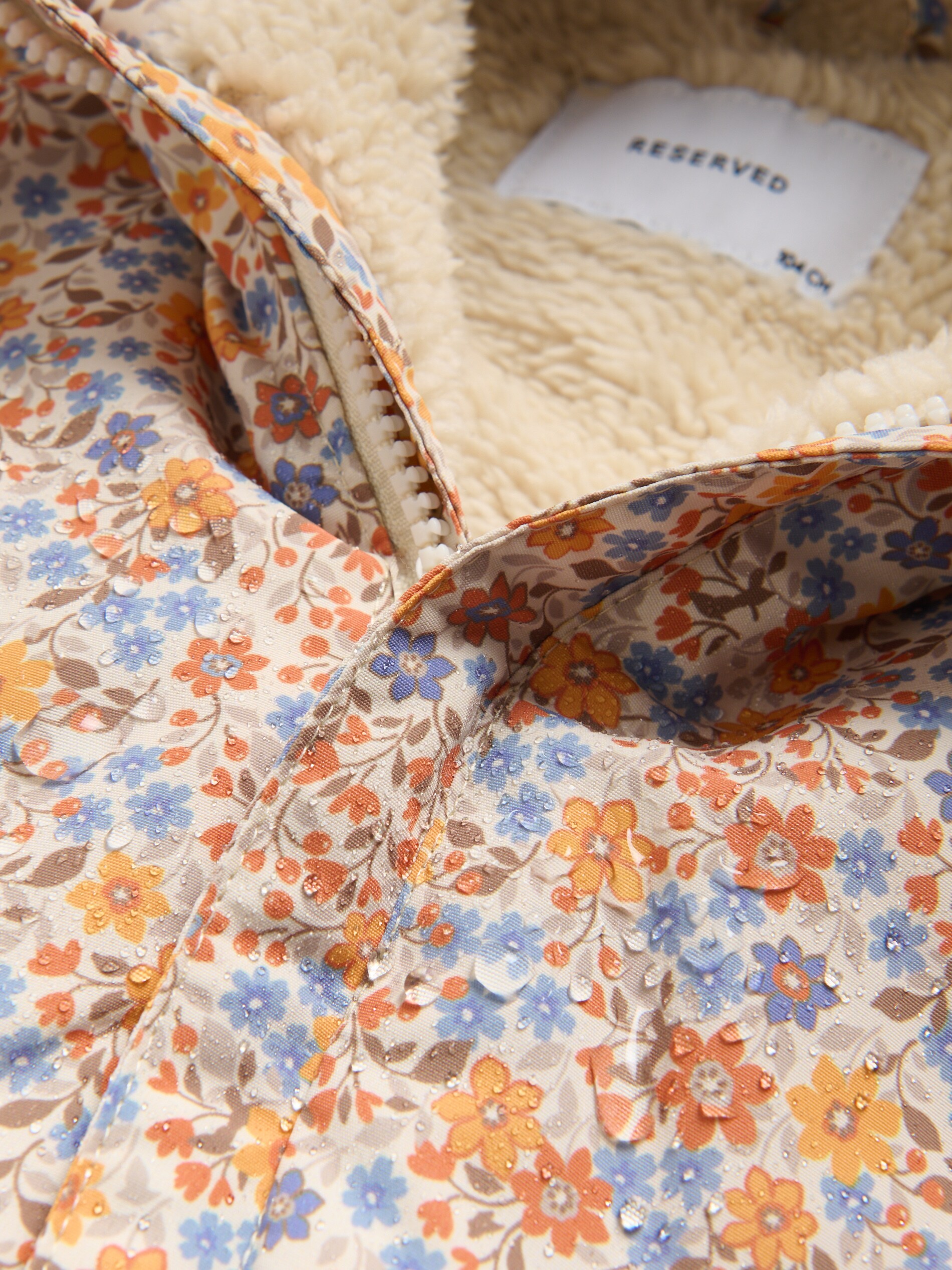 Reserved - Αδιάβροχη μονωμένη φόρμα φωτογραφία