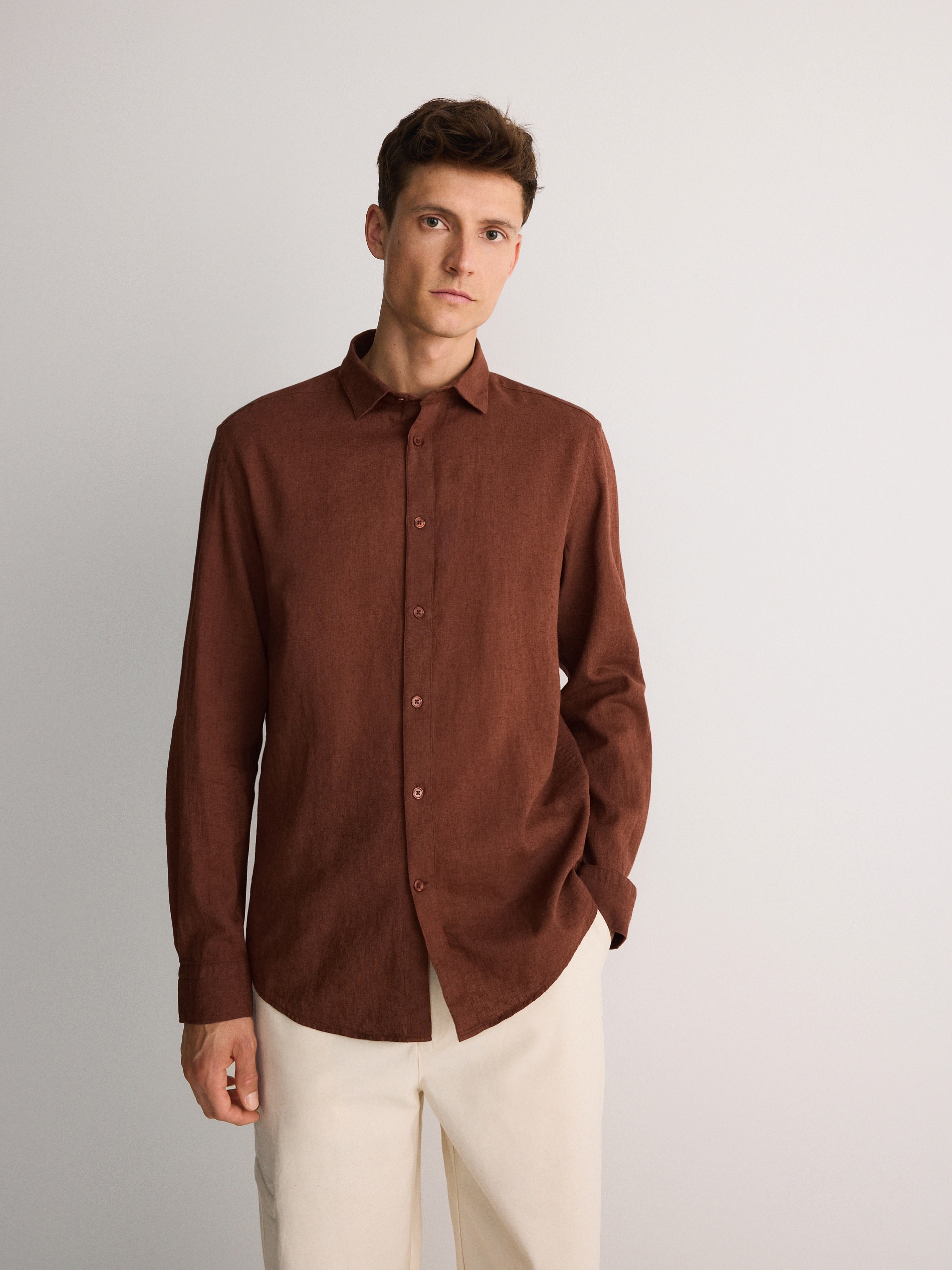 Reserved - Camisa regular fit en mezcla de lino - caoba