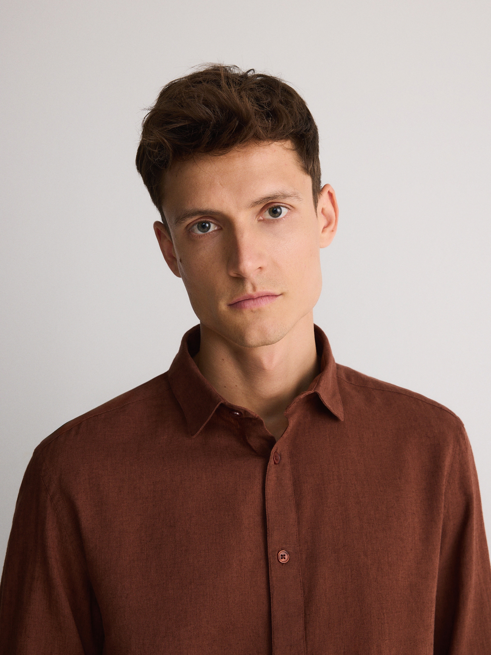 Reserved - Camisa regular fit en mezcla de lino - caoba