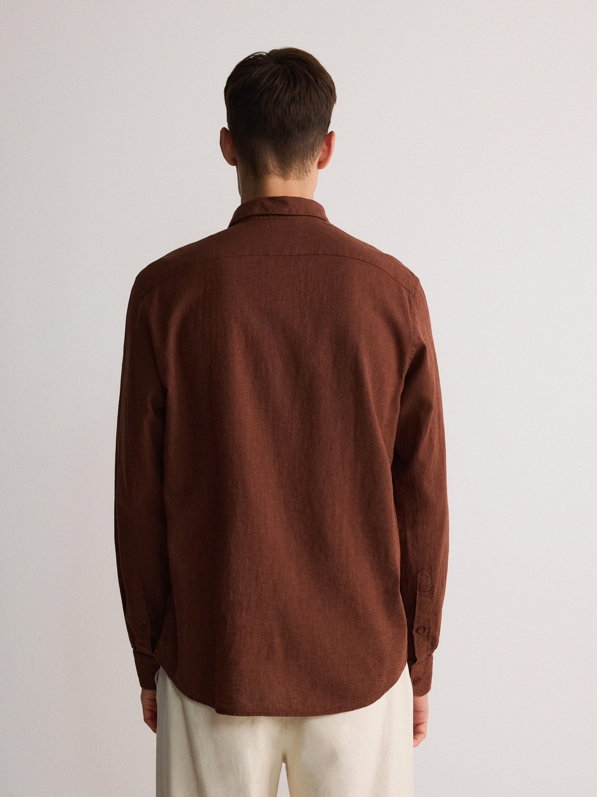Reserved - Camisa regular fit en mezcla de lino - caoba