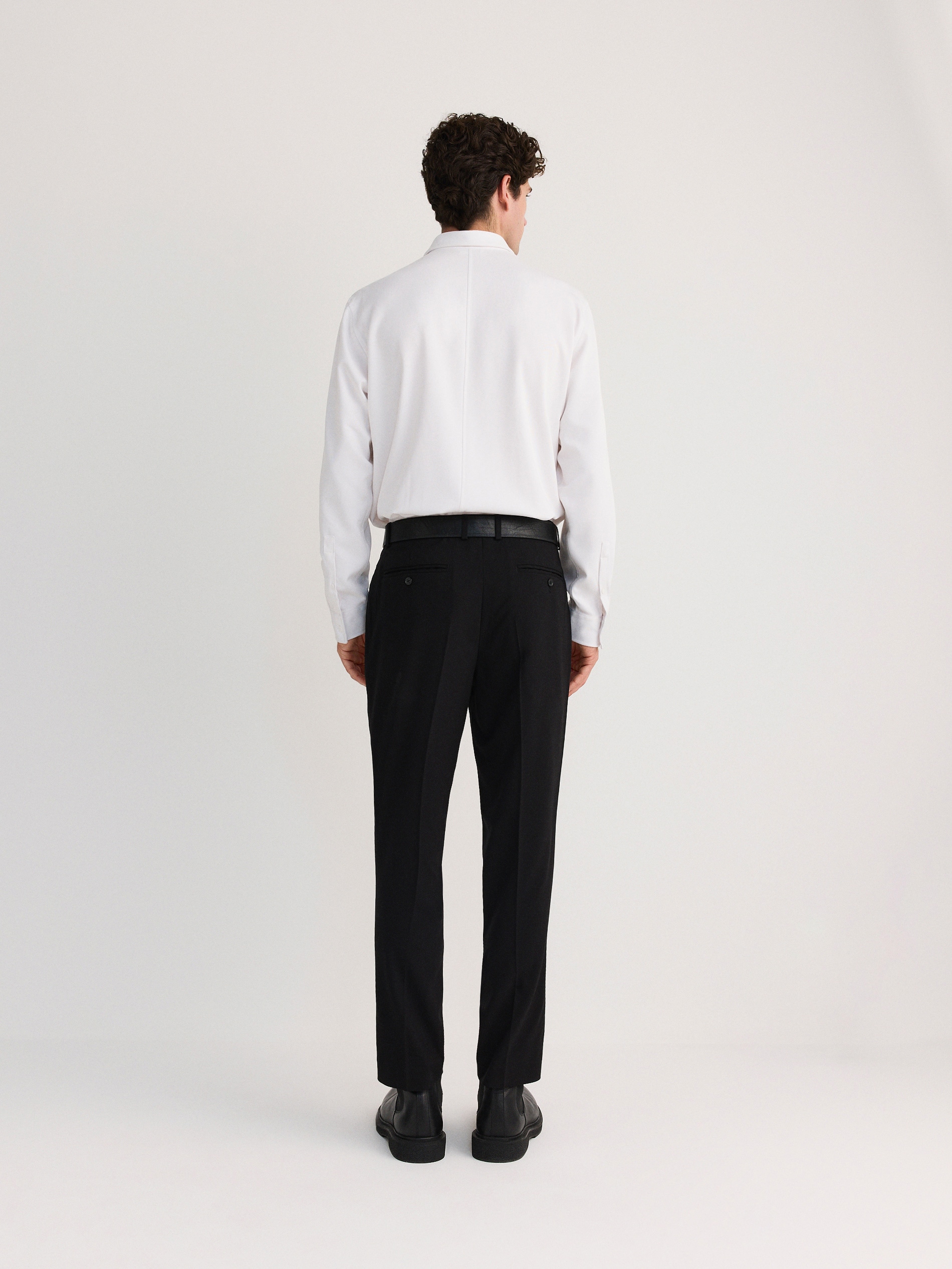 Reserved - Spodnie chino slim z kantem - czarny