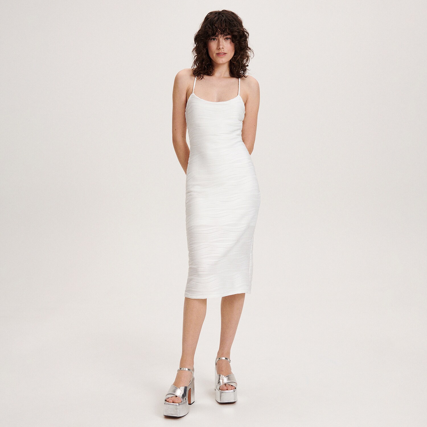 Levně Reserved - Midi šaty se strukturovaným vzorem - Bílá