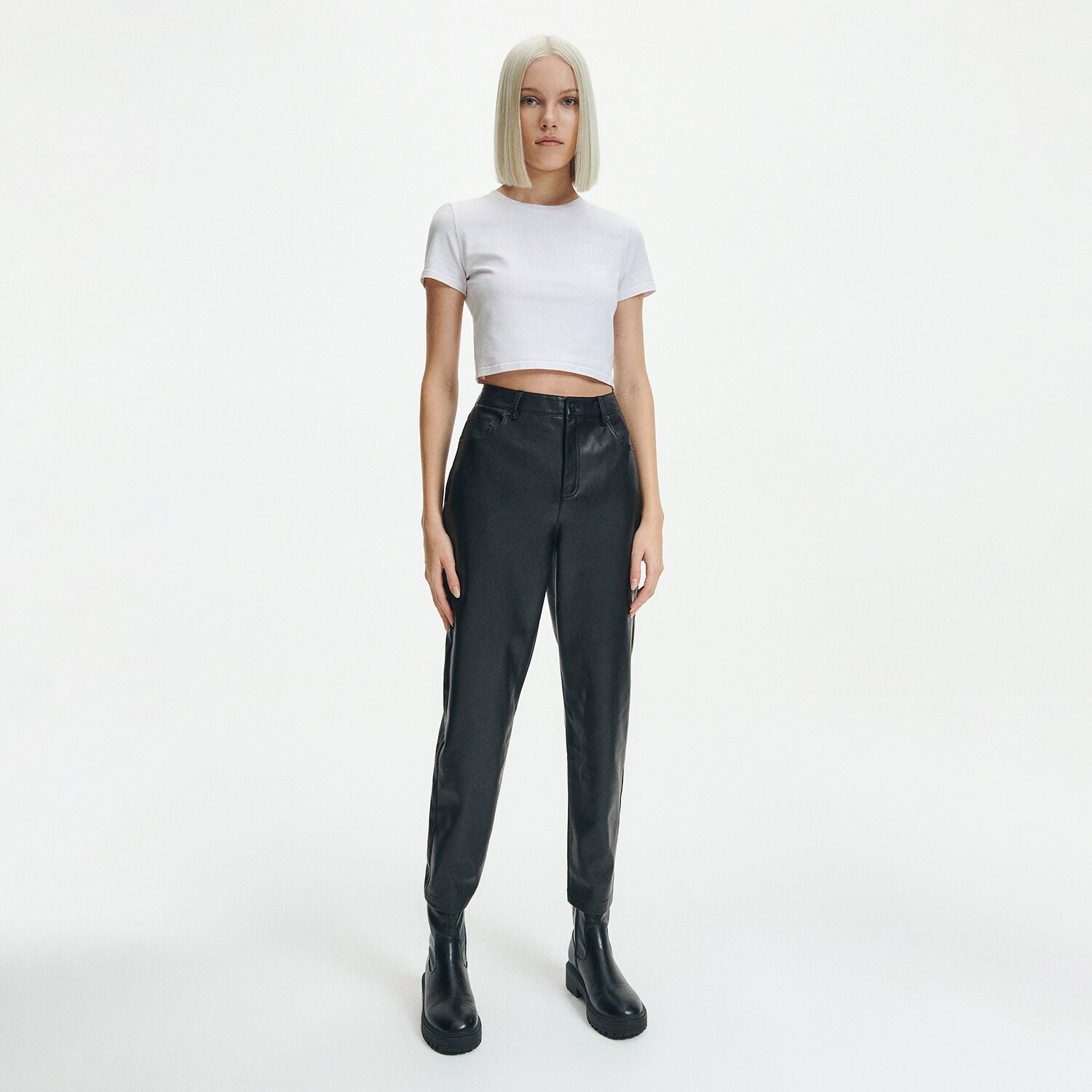 Reserved – Pantaloni cu efect de piele – Negru clothes imagine noua 2022