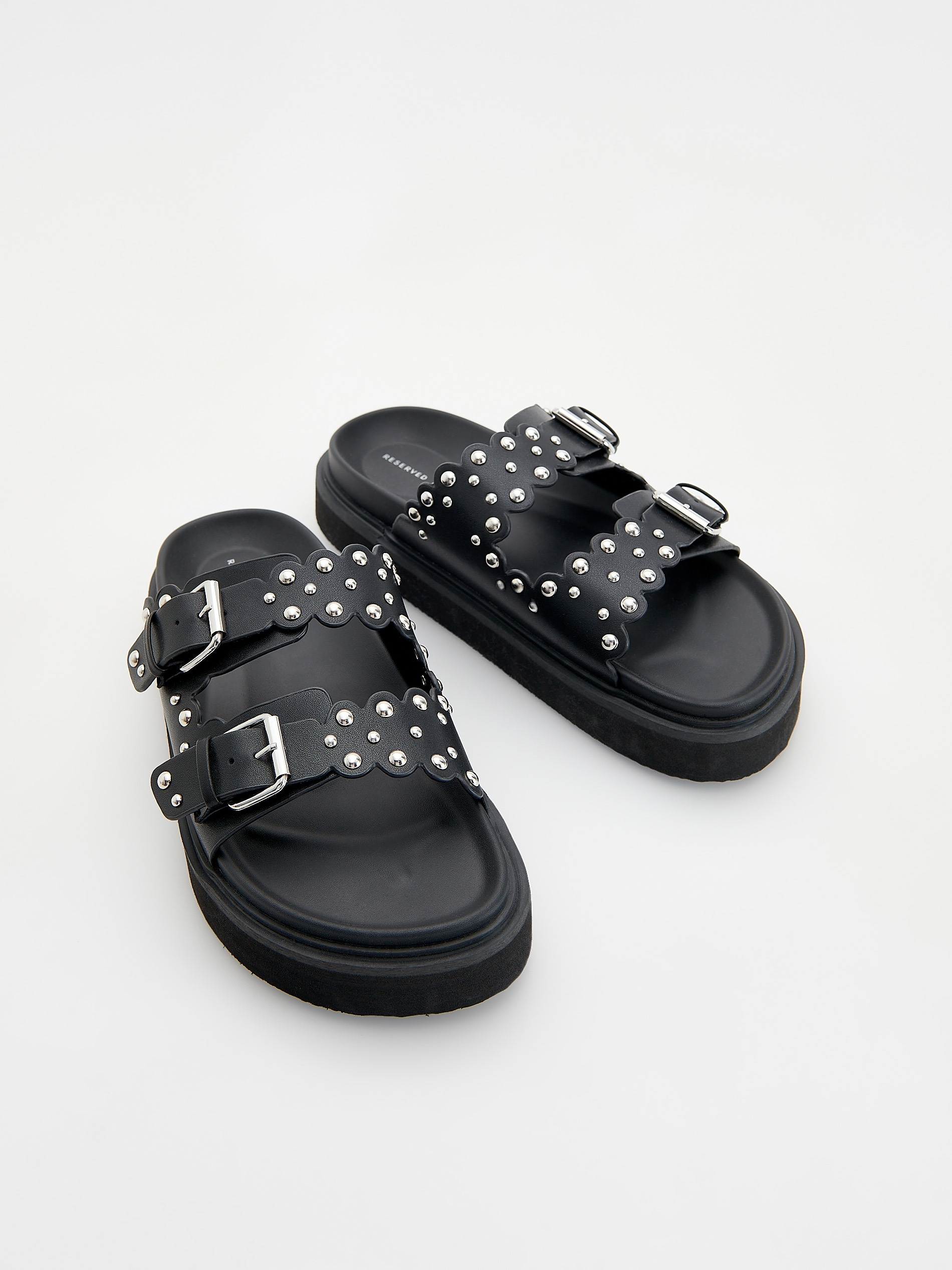 Reserved - Σαγιονάρες με μεταλλικά διακοσμητικά φωτογραφία