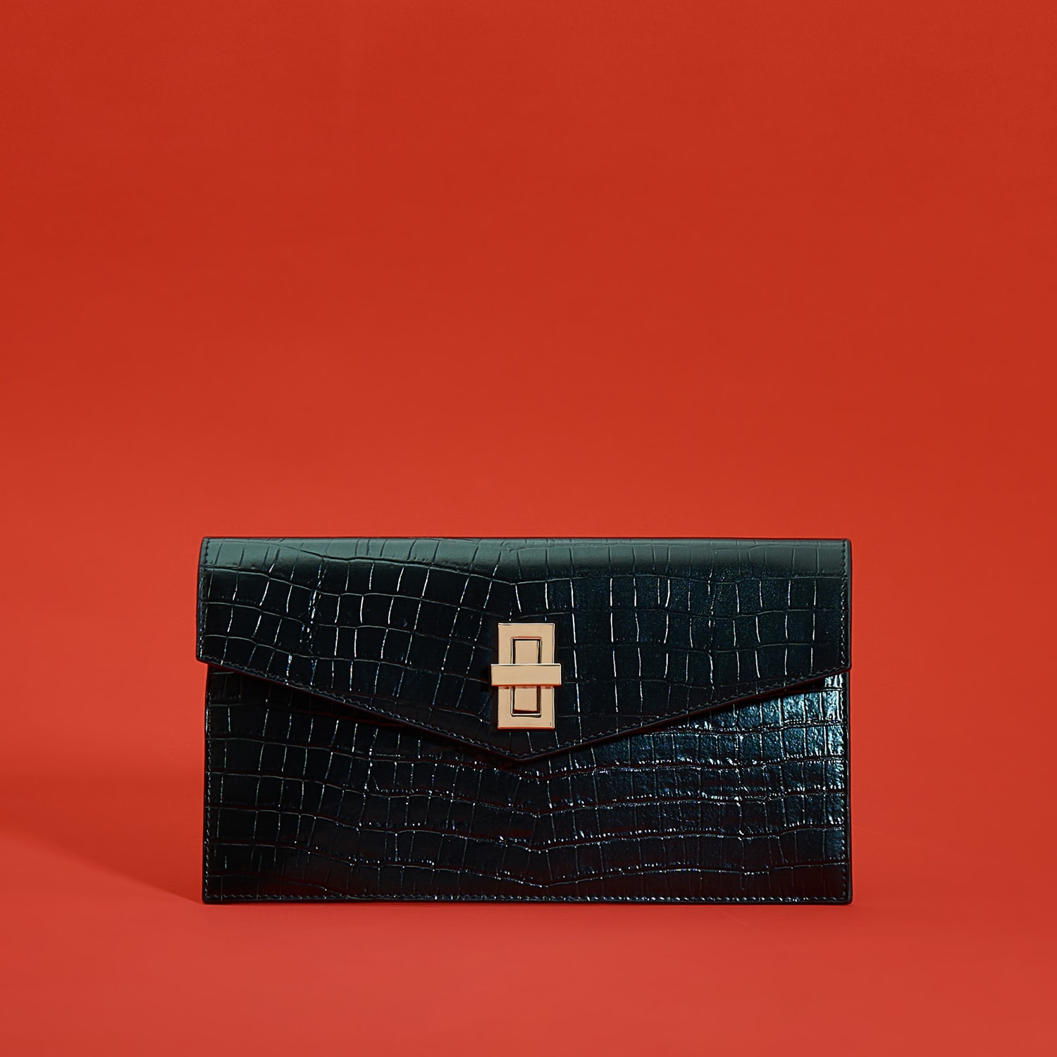E-shop Reserved - Kožená clutch kabelka s motívom krokodílej kože - Čierna