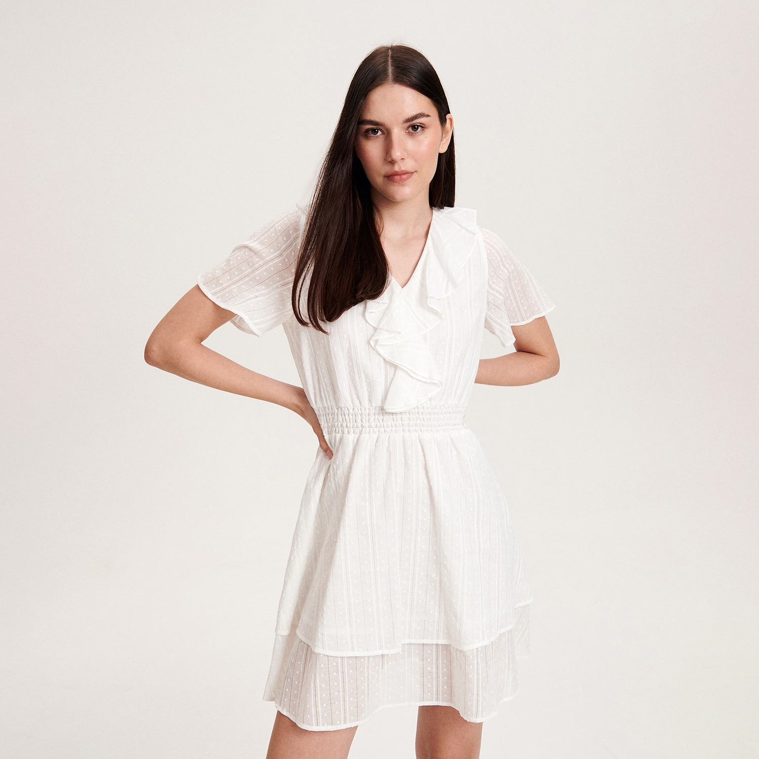 E-shop Reserved - Bavlnené šaty s volánovým lemom - Krémová