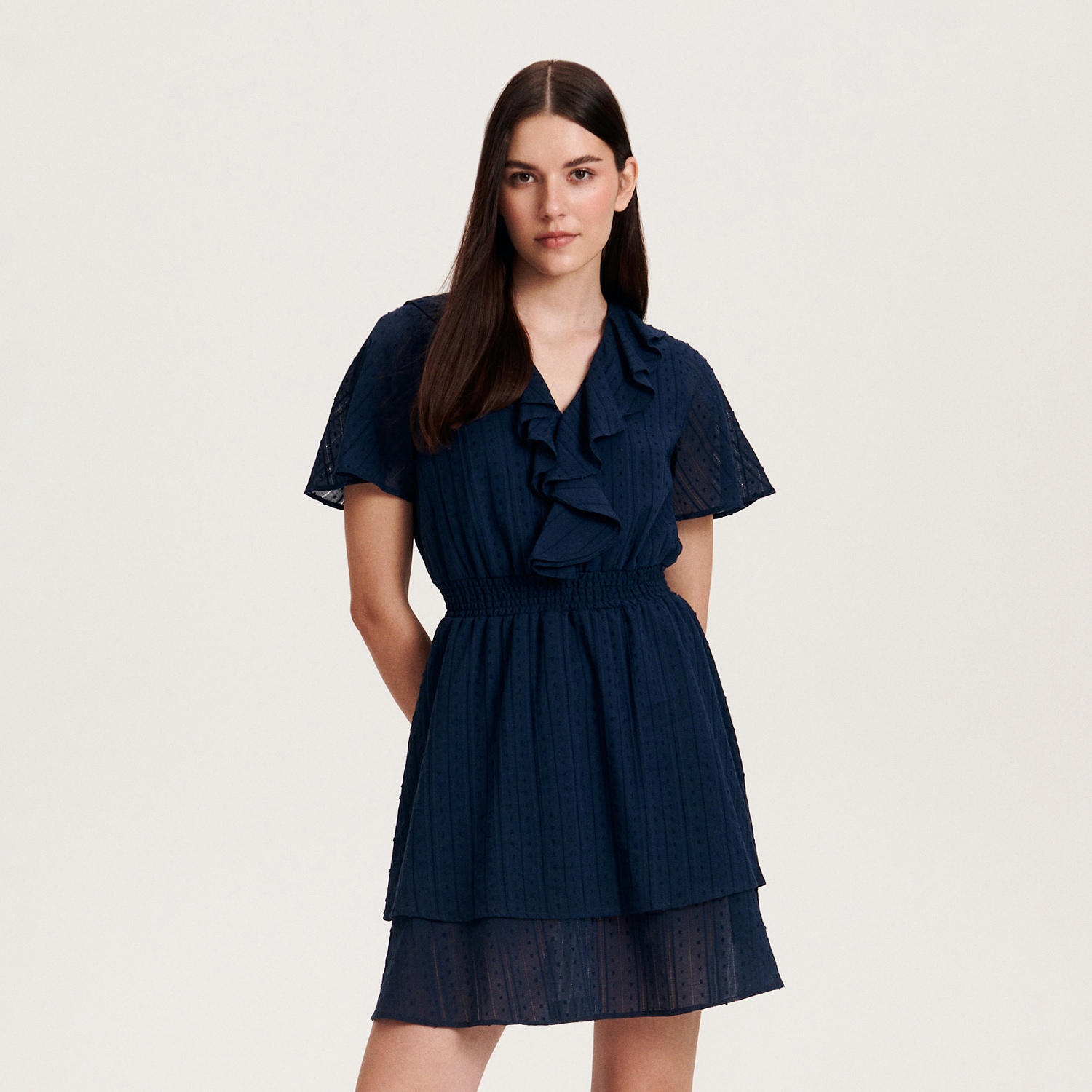 E-shop Reserved - Bavlnené šaty s volánovým lemom - Tmavomodrá