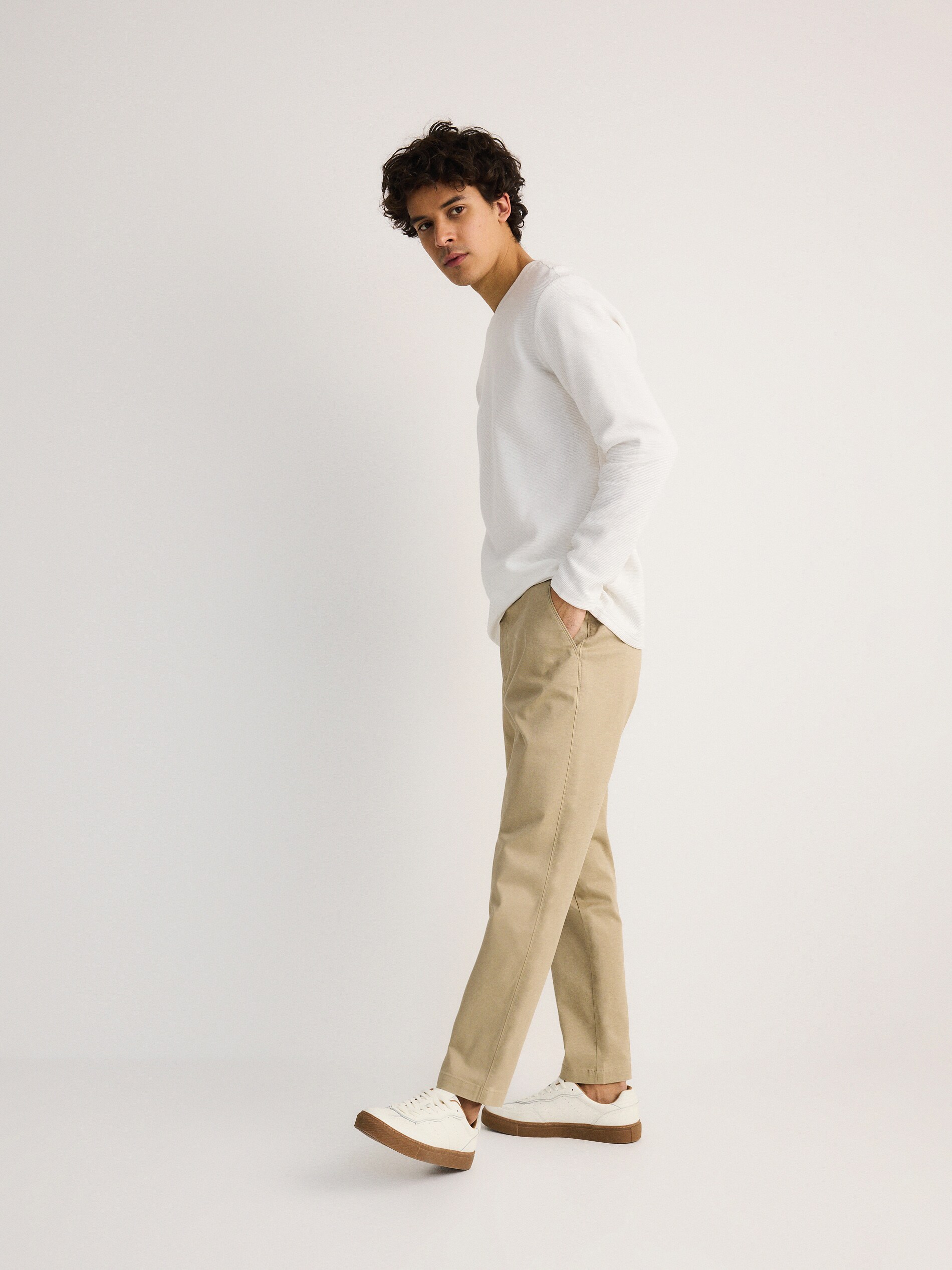 Reserved - Παντελόνι regular fit chino φωτογραφία