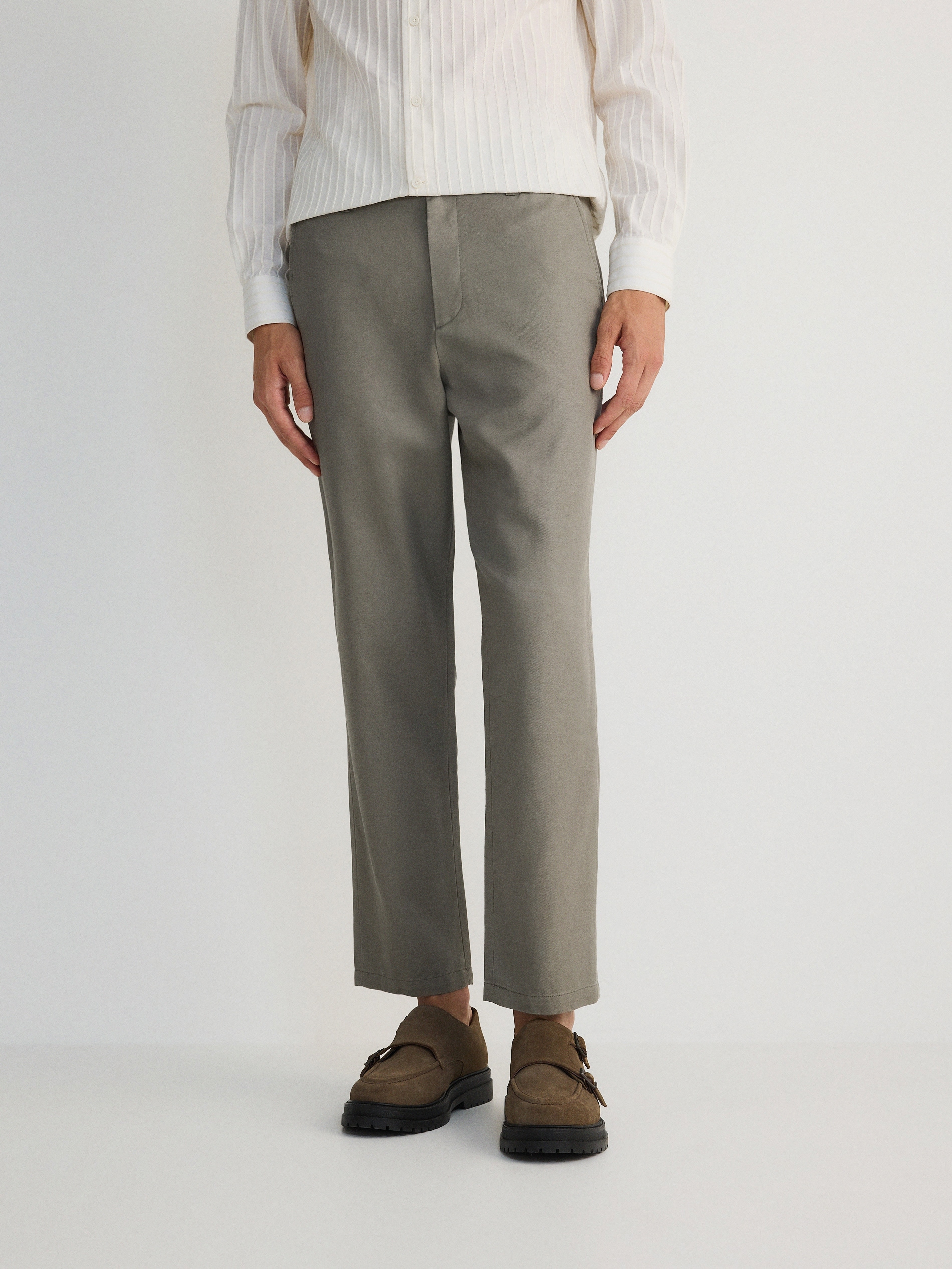 Reserved - Παντελόνι chino regular fit με μείγμα κλωστικής κάνναβης φωτογραφία