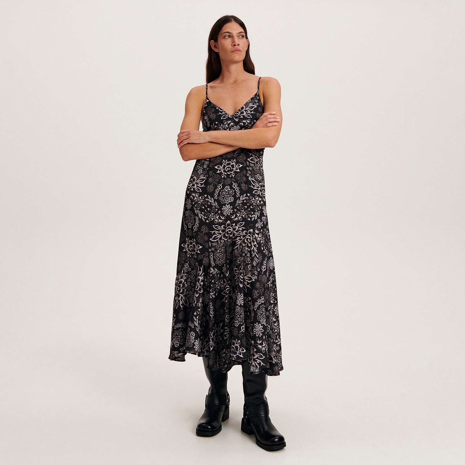 E-shop Reserved - Saténové šaty s kvetinovou potlačou - Viacfarebná