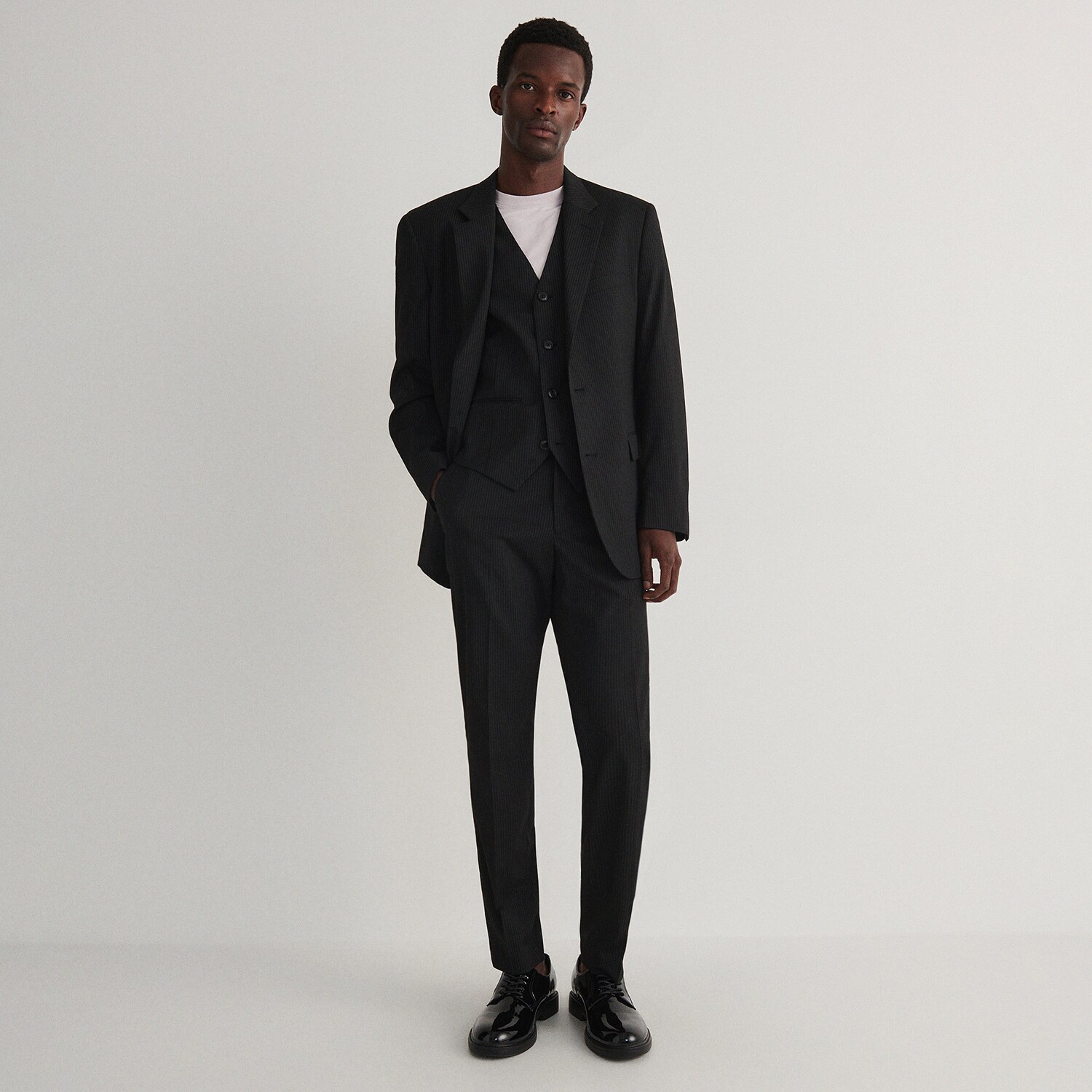 E-shop Reserved - Oblekové nohavice s jemnými pásikmi - Čierna