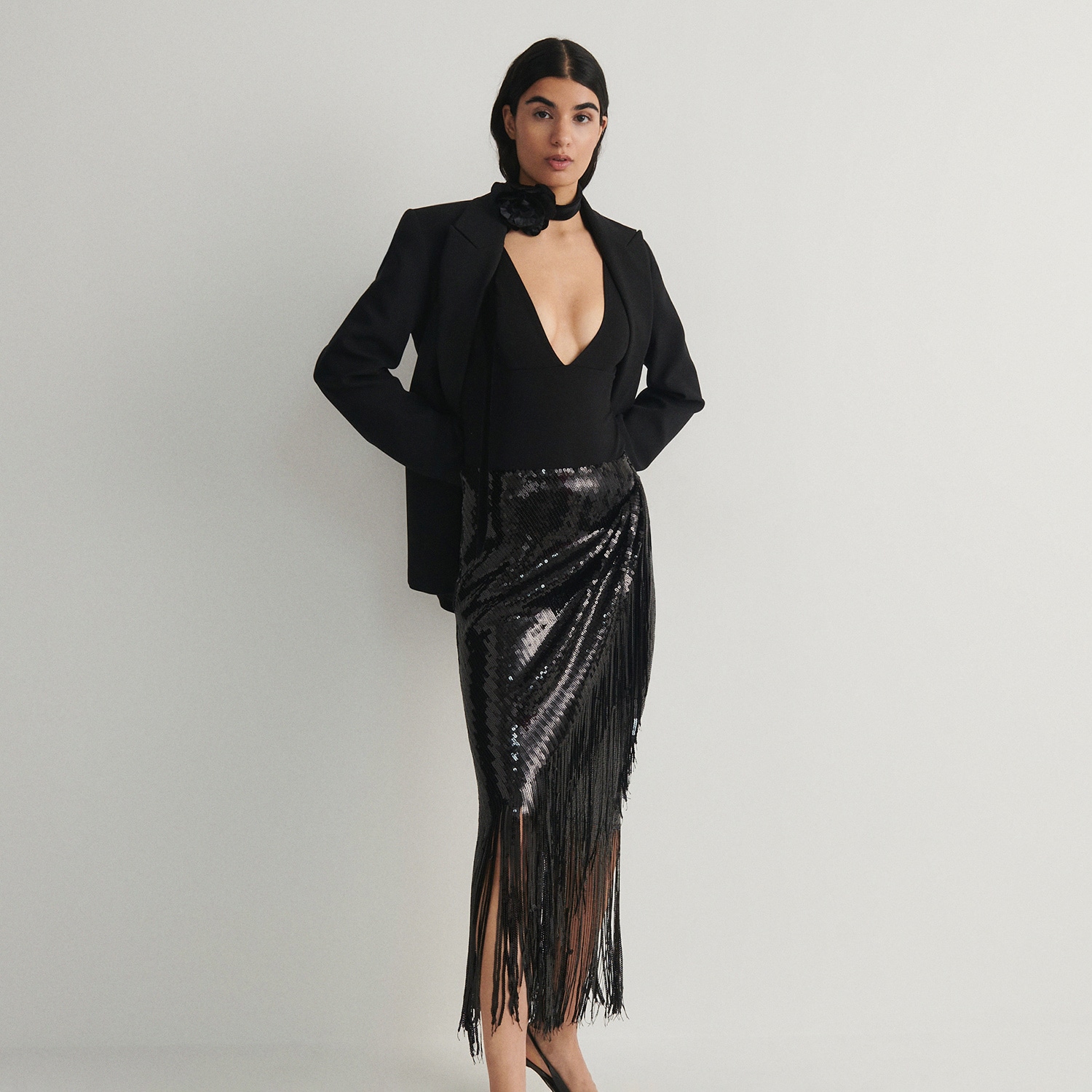 E-shop Reserved - Flitrovaná sukňa so strapcami - Čierna