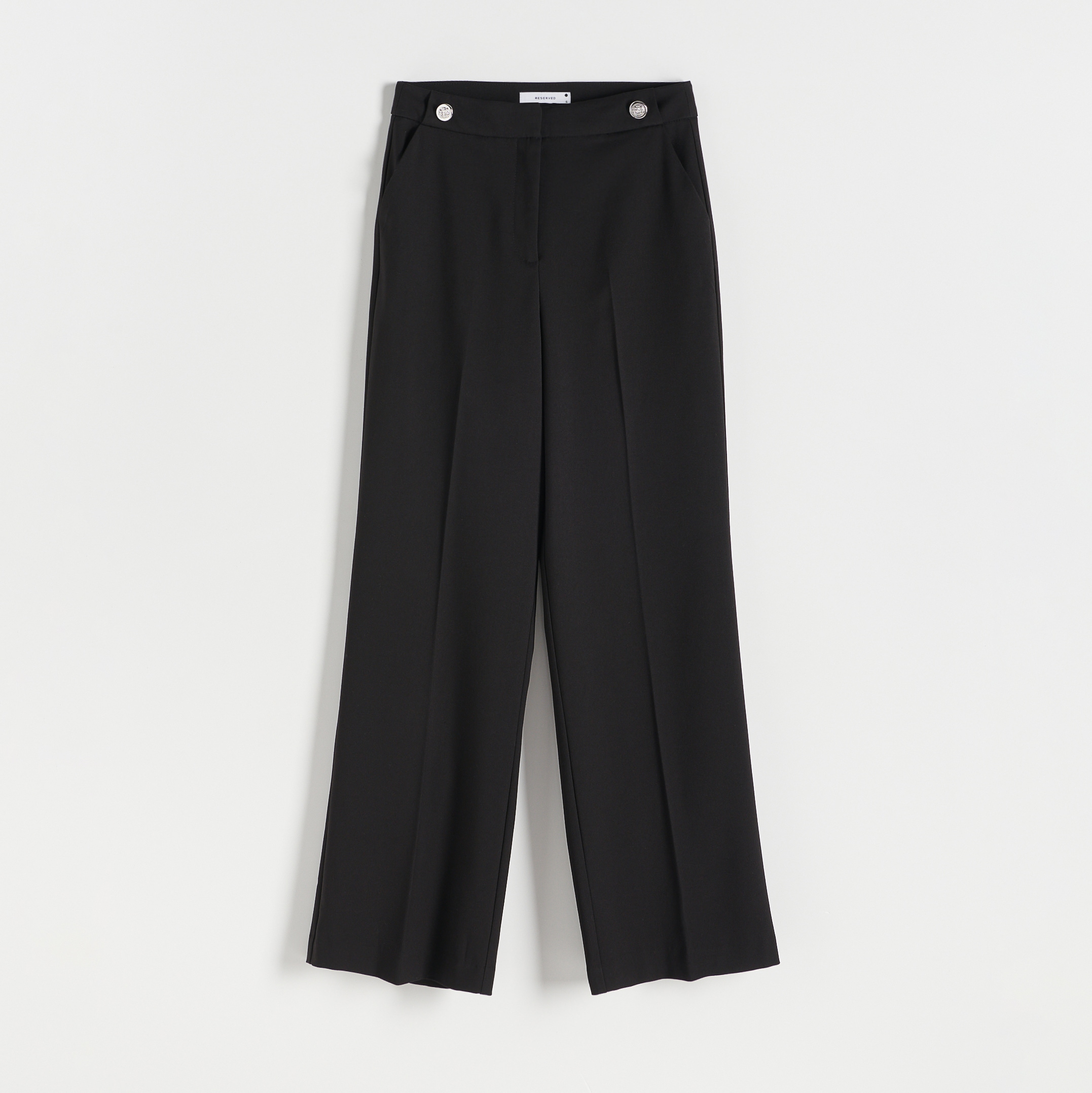 E-shop Reserved - Elegantné nohavice so zažehlenými pukmi - Čierna