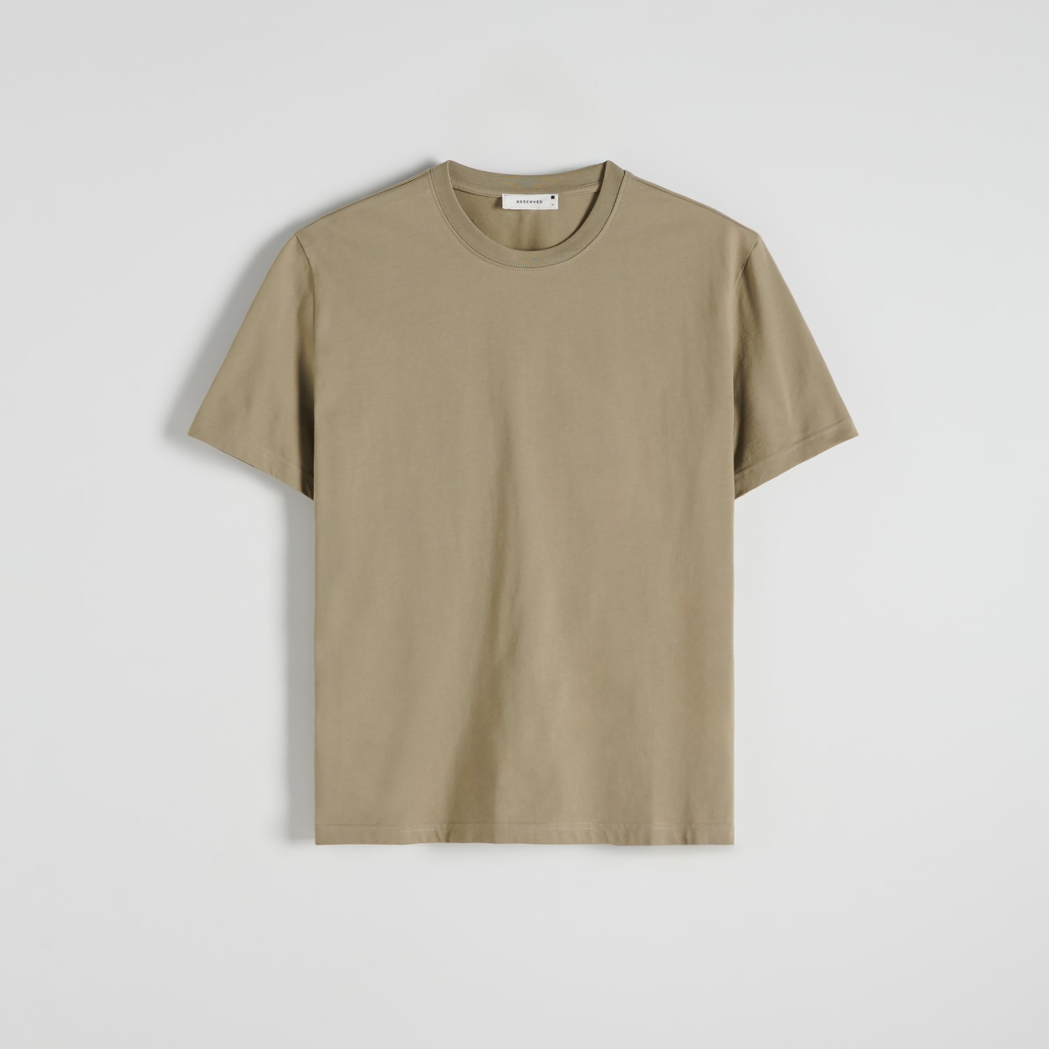 Levně Reserved - Bavlněné tričko střihu regular - Khaki