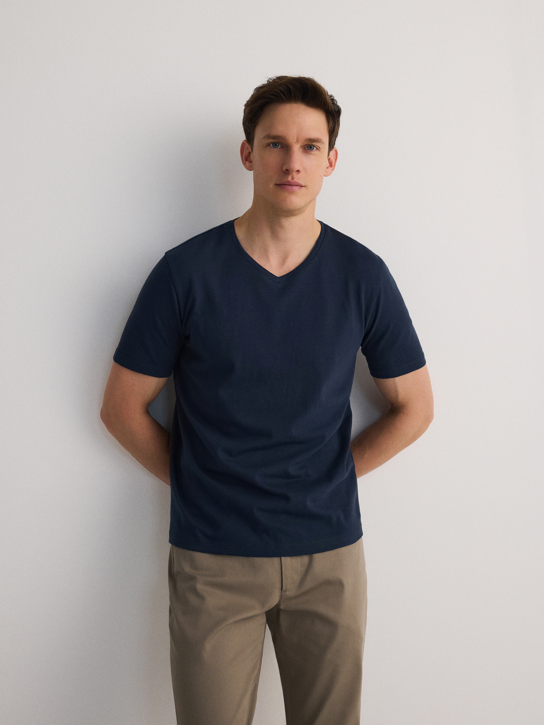 Reserved - Μπλούζα slim fit με λαιμόκοψη V φωτογραφία