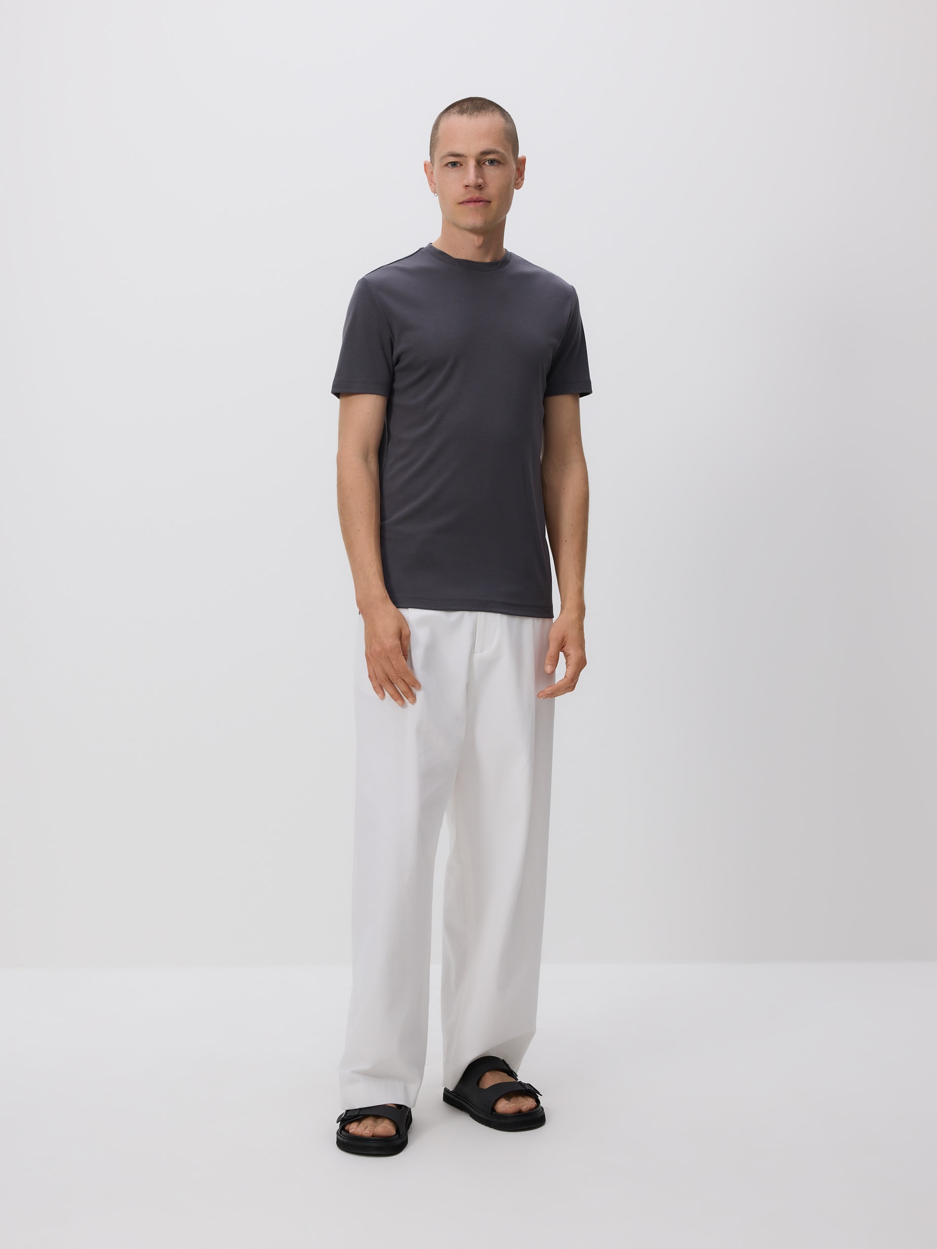 Reserved - Τοπ slim fit με μείγμα βισκόζης φωτογραφία