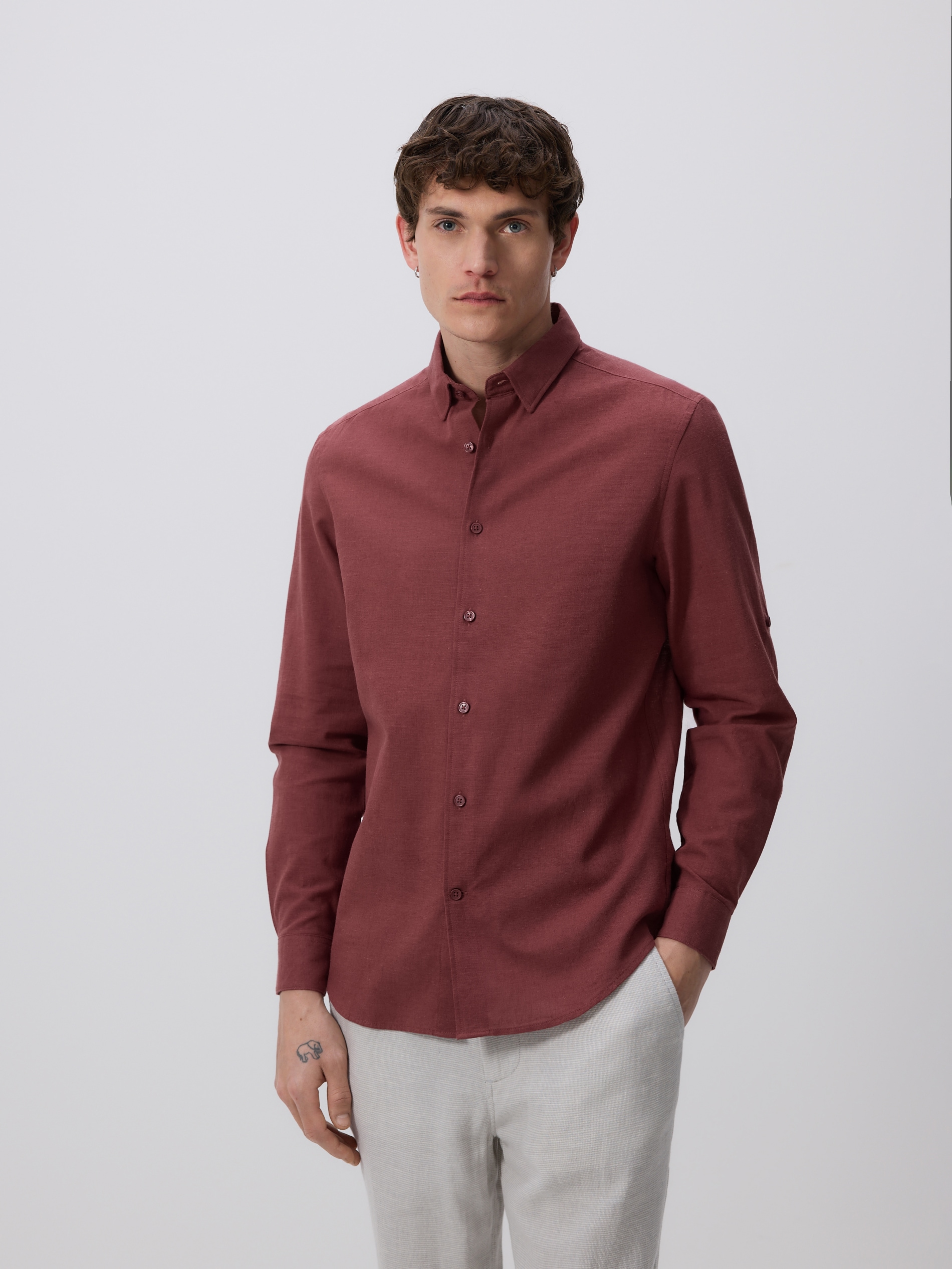 Reserved - Camisa regular fit en mezcla de lino - caoba