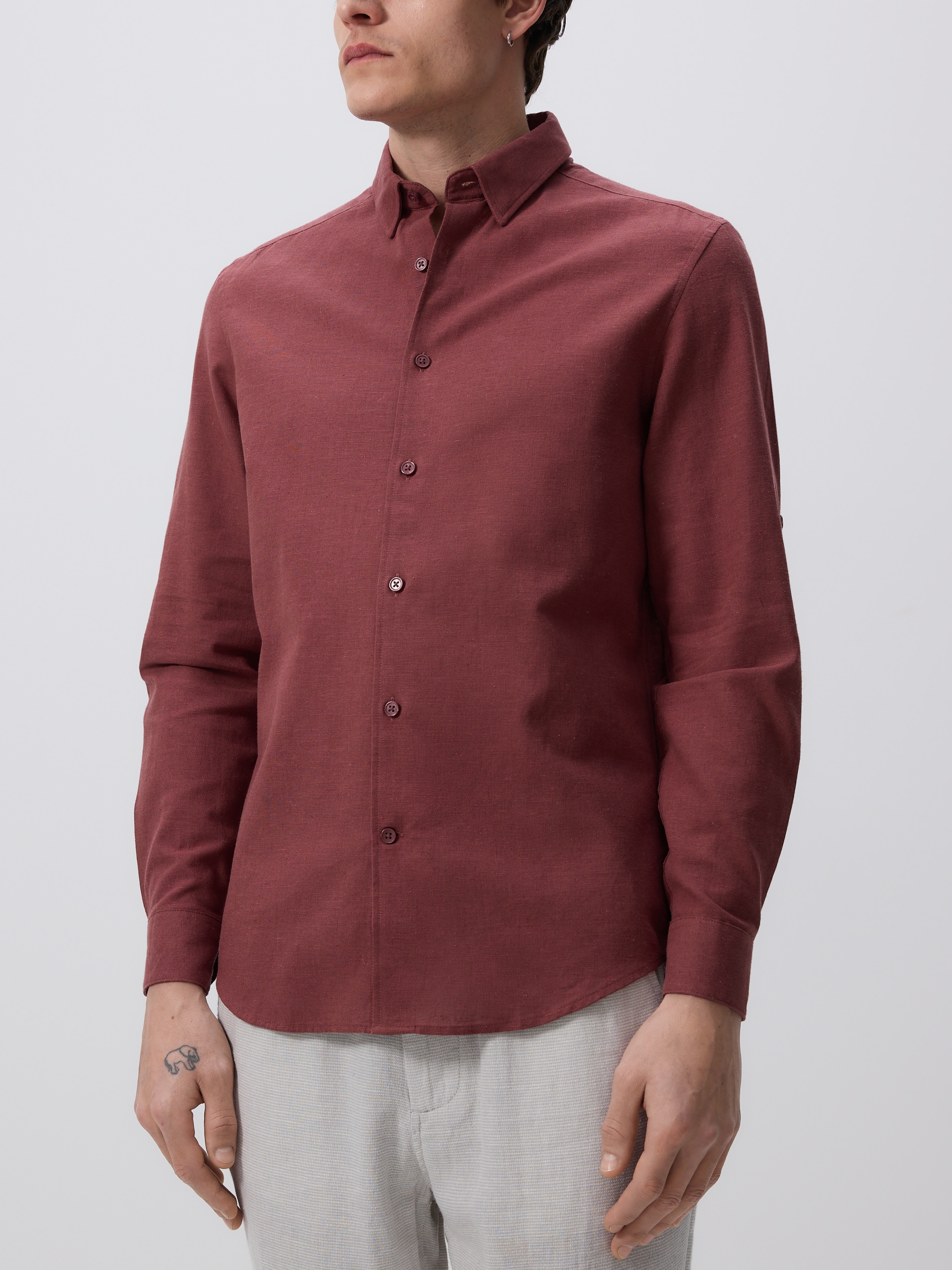 Reserved - Camisa regular fit en mezcla de lino - caoba