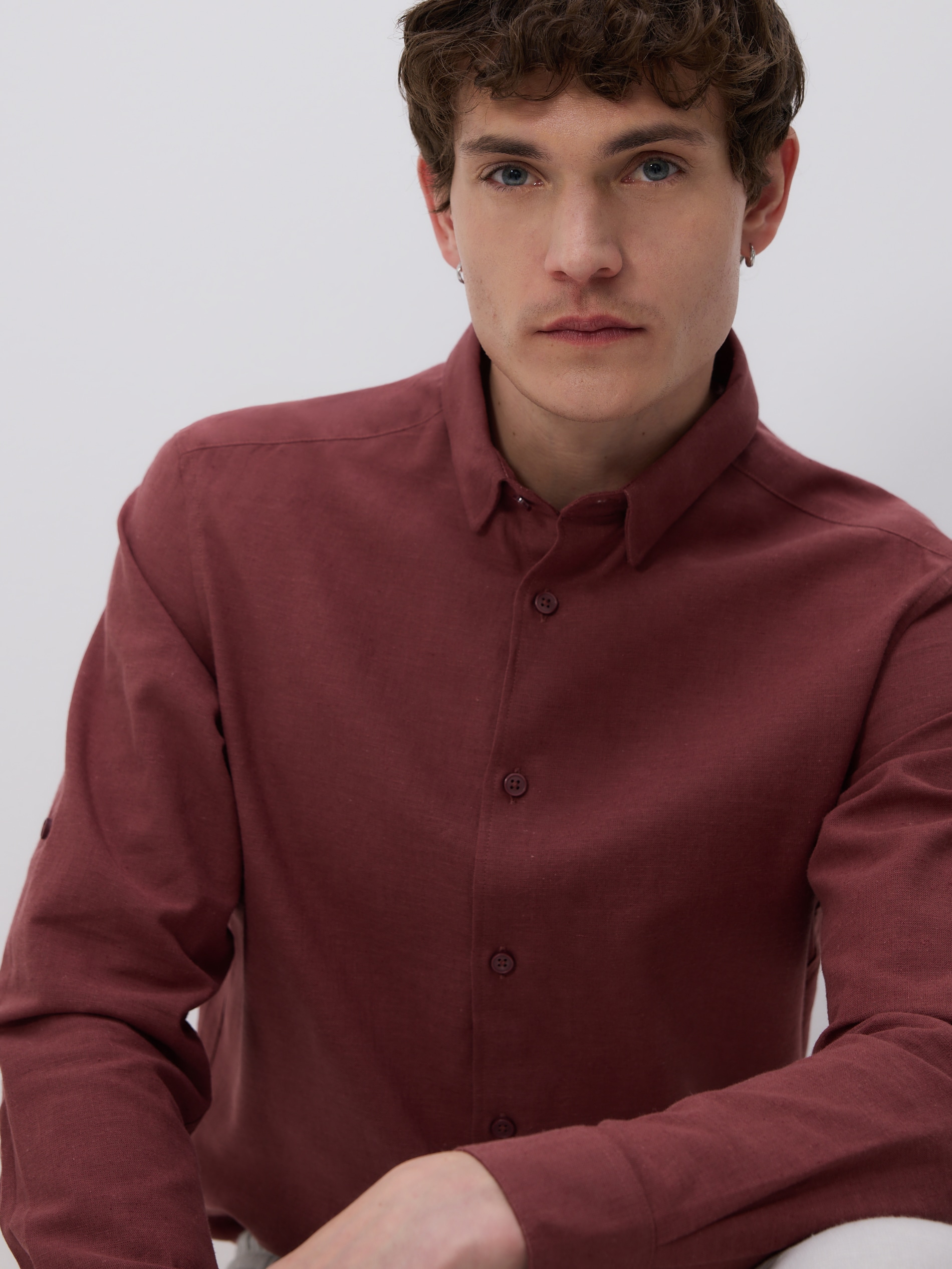 Reserved - Camisa regular fit en mezcla de lino - caoba