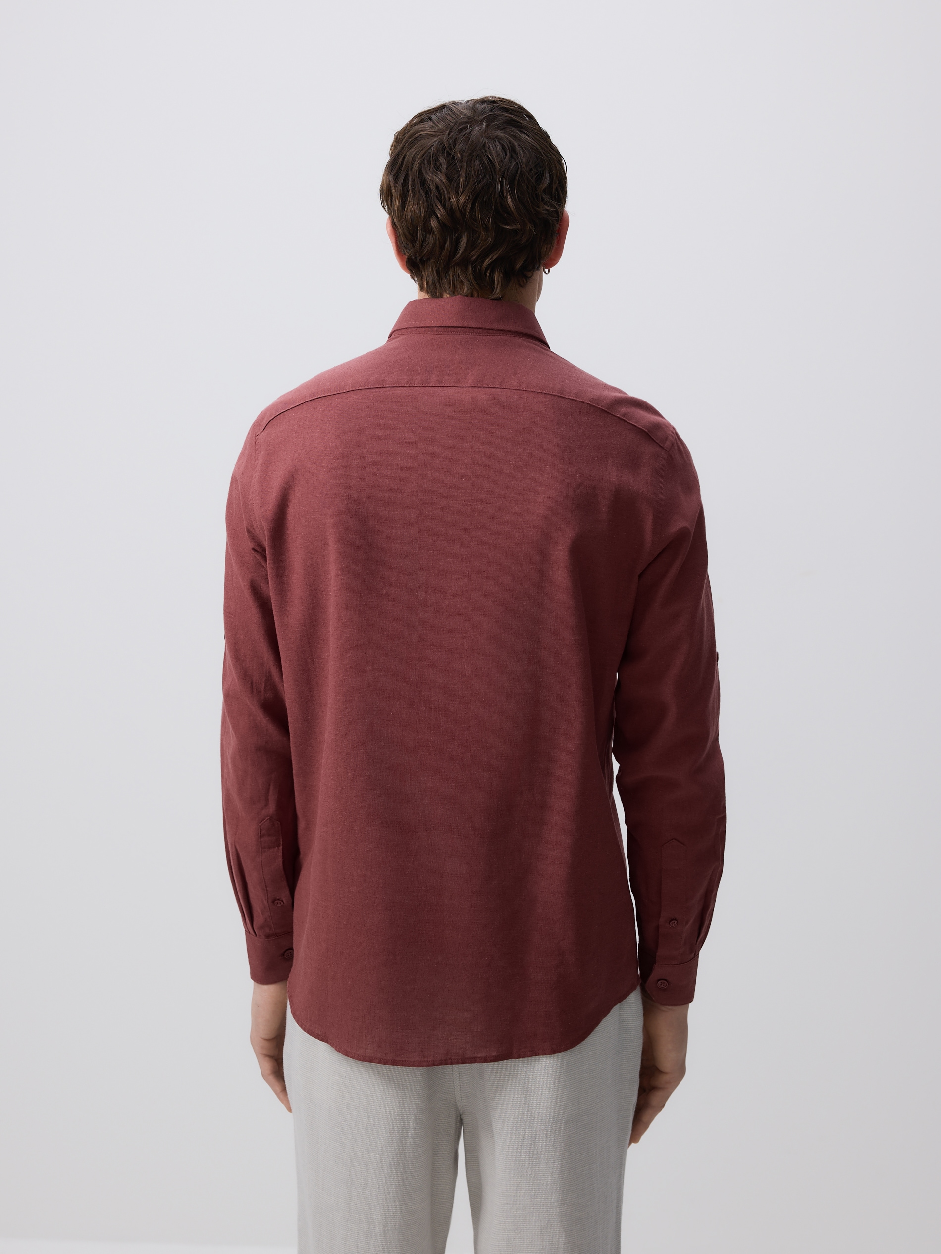 Reserved - Camisa regular fit en mezcla de lino - caoba