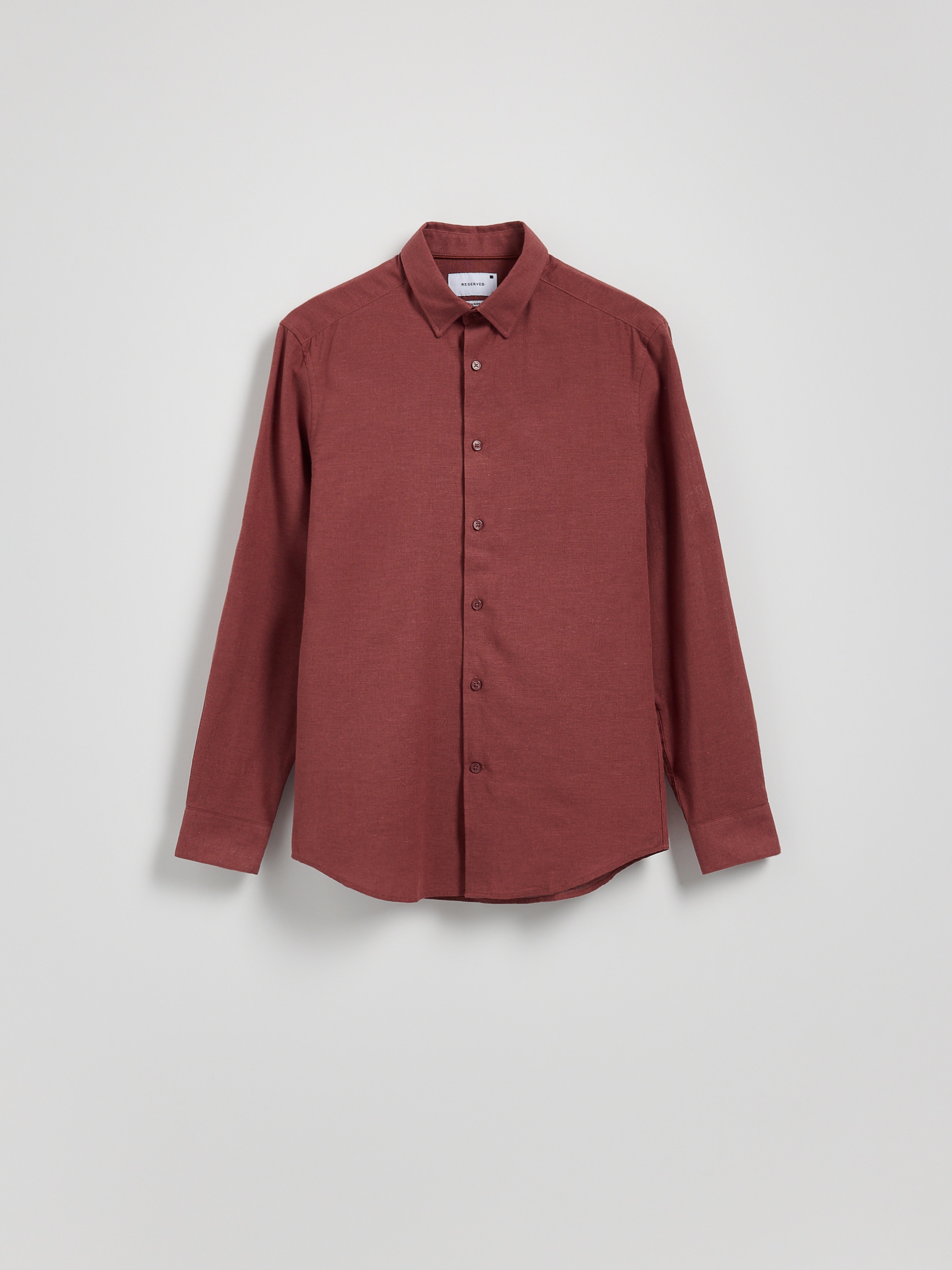 Reserved - Camisa regular fit en mezcla de lino - caoba