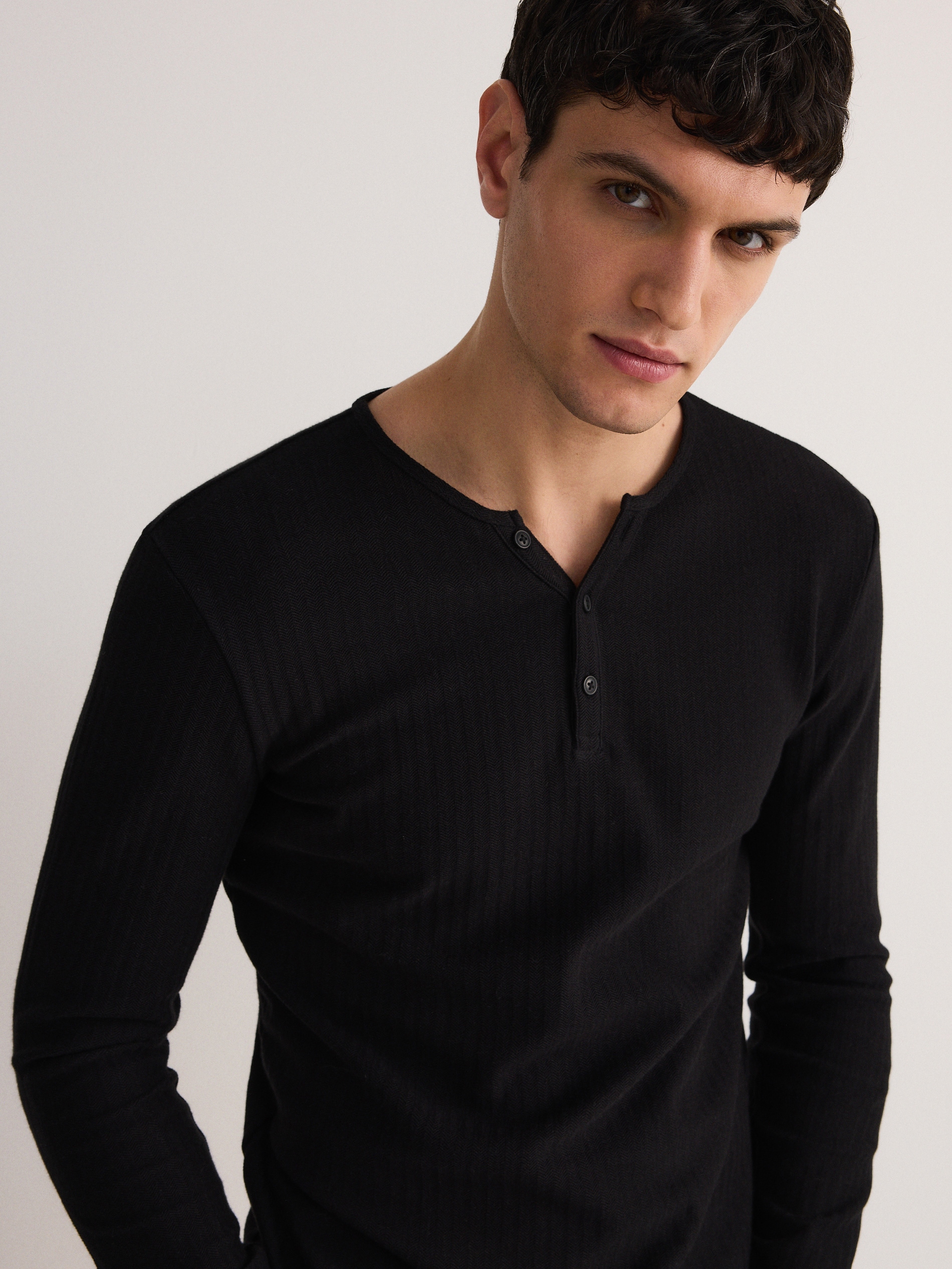 Reserved - Μακρυμάνικη μπλούζα slim fit με ύφανση ριμπ φωτογραφία