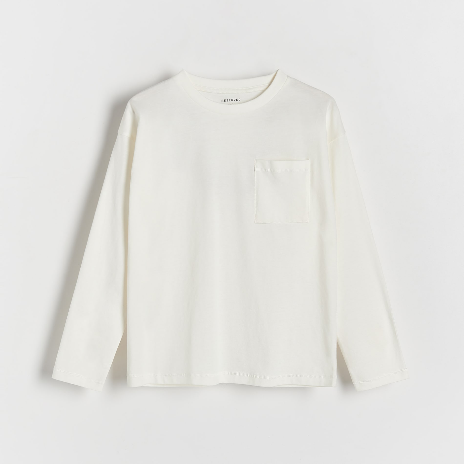 Levně Reserved - Oversize tričko s dlouhým rukávem s kapsou - Krémová