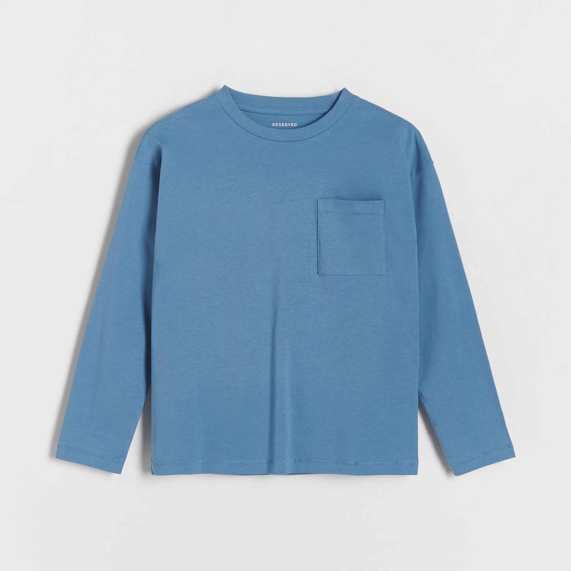 Levně Reserved - Oversize tričko s dlouhým rukávem s kapsou - Modrá