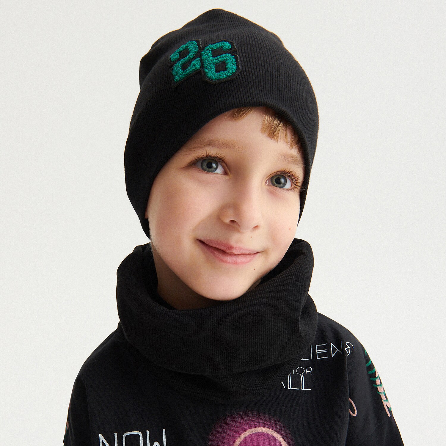 Reserved – Căciulă beanie din tricot striat cu aplicație – Negru aplicație imagine noua 2022