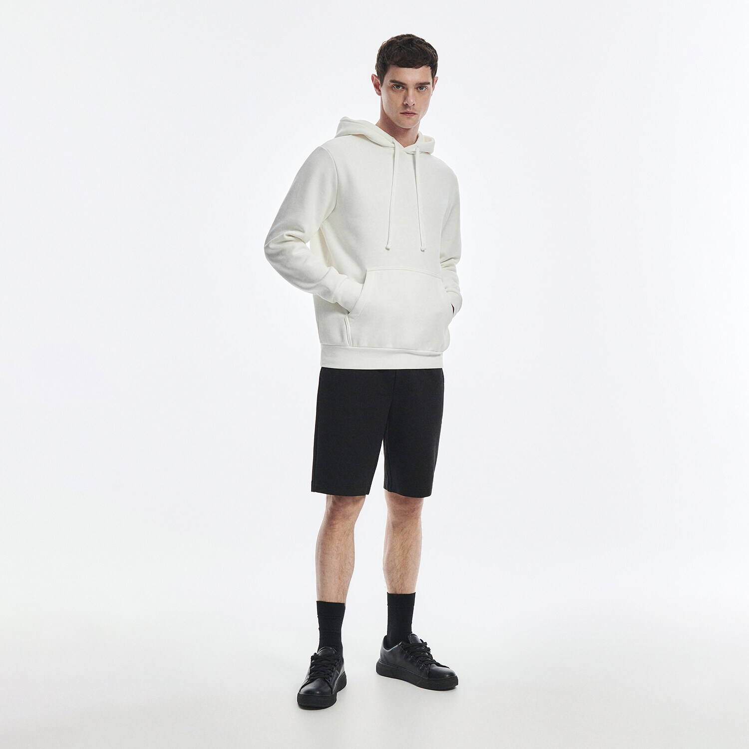 Reserved – Pantaloni scurți regular – Negru imagine noua 2022