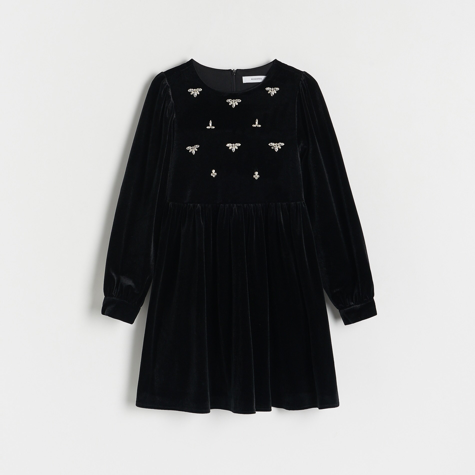 E-shop Reserved - Velúrové šaty s aplikáciou - Čierna