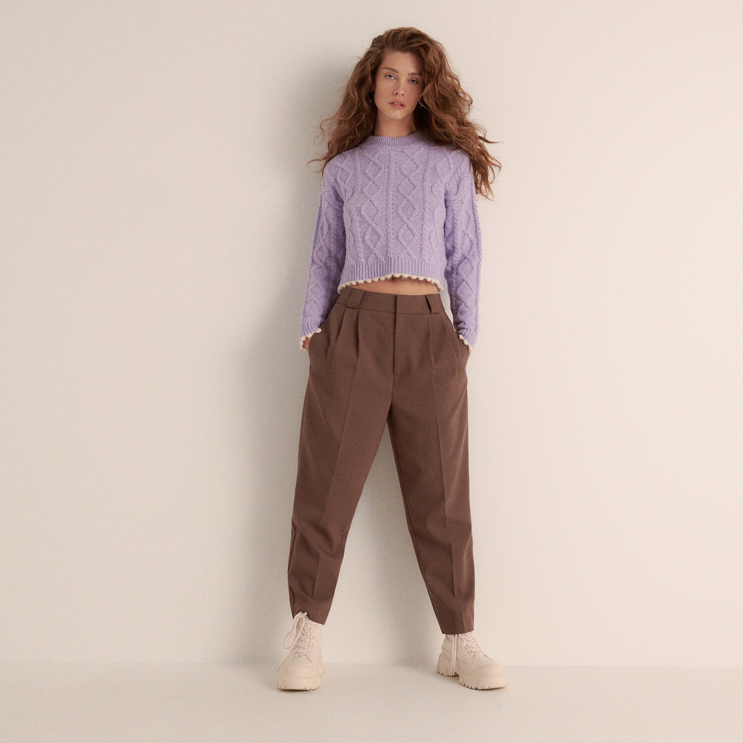 Reserved – Pantaloni eleganți cu dungă presată, din amestec de viscoză – Maro amestec imagine noua 2022