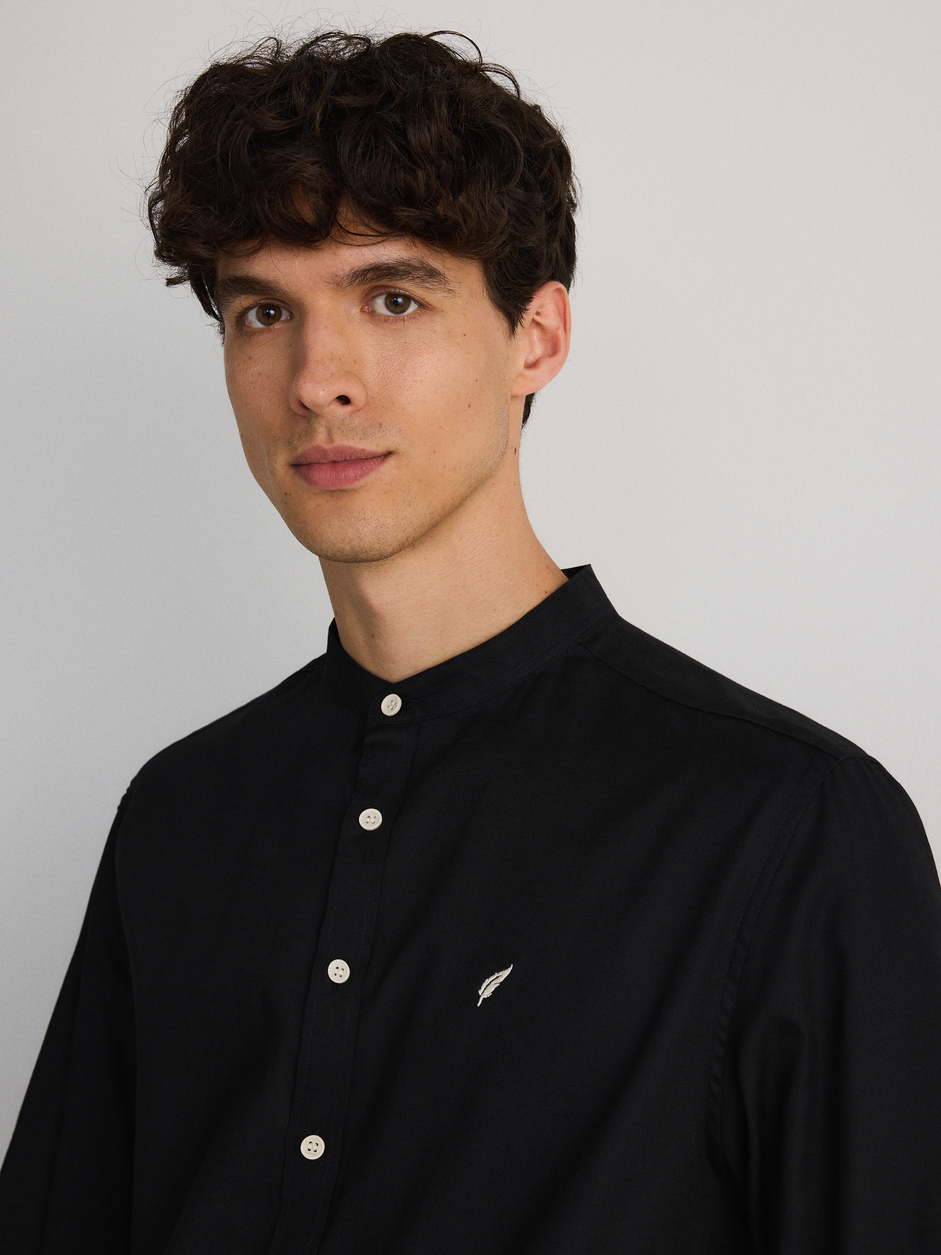 Reserved - Camicia regular fit con colletto rigido - nero