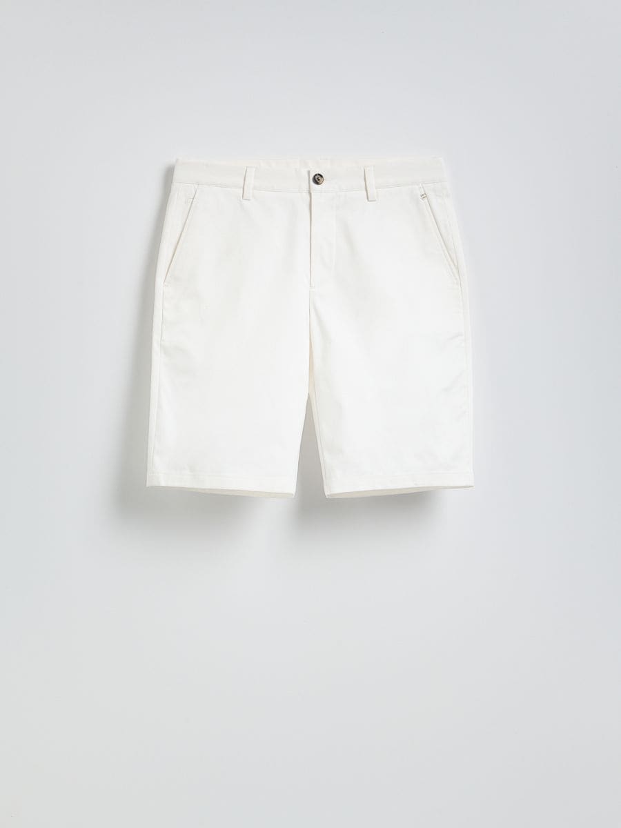 Szorty chino regular fit Kolor biały - RESERVED - 0051V-00X