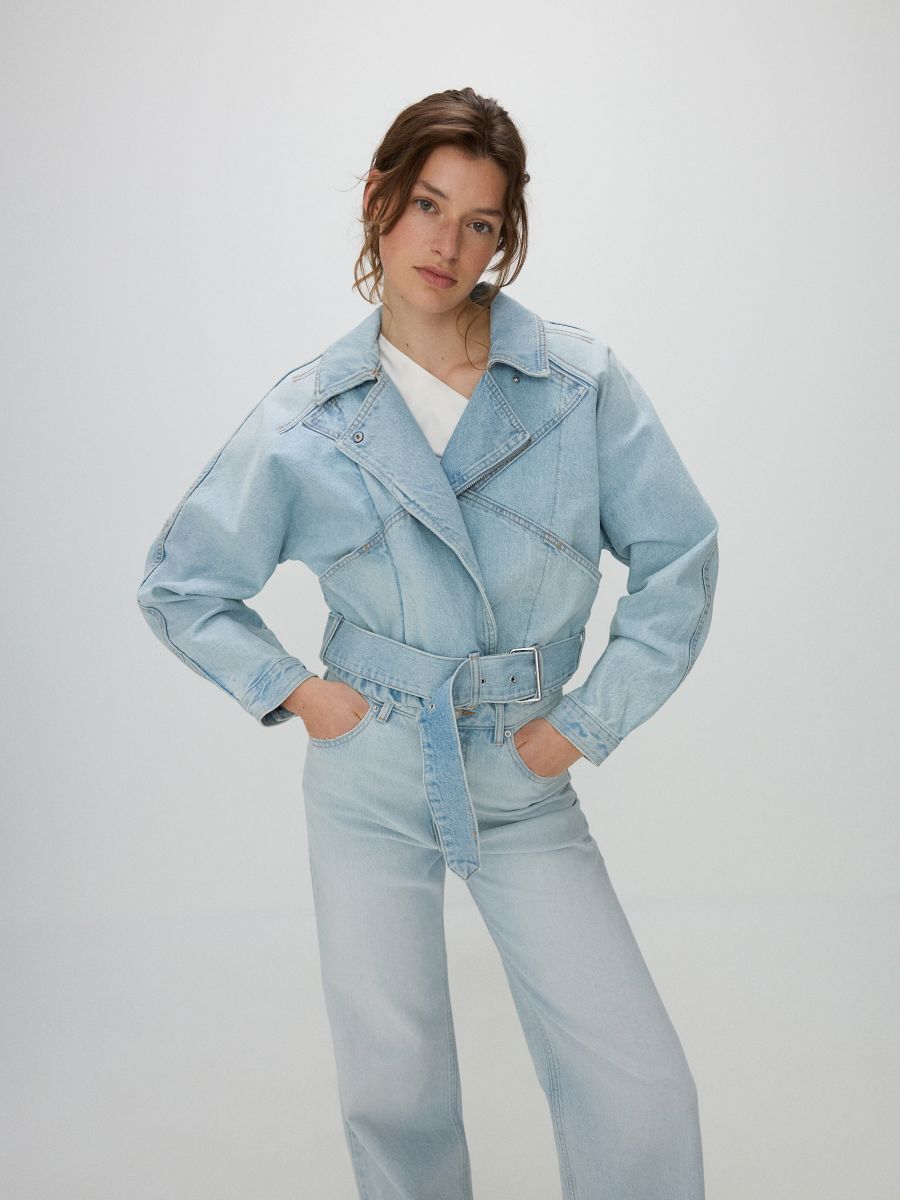Kurze Jeansjacke mit Gürtel - blau - RESERVED