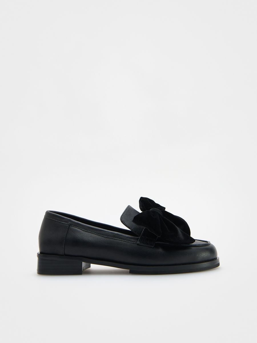 Skórzane loafersy z kokardą - czarny - RESERVED