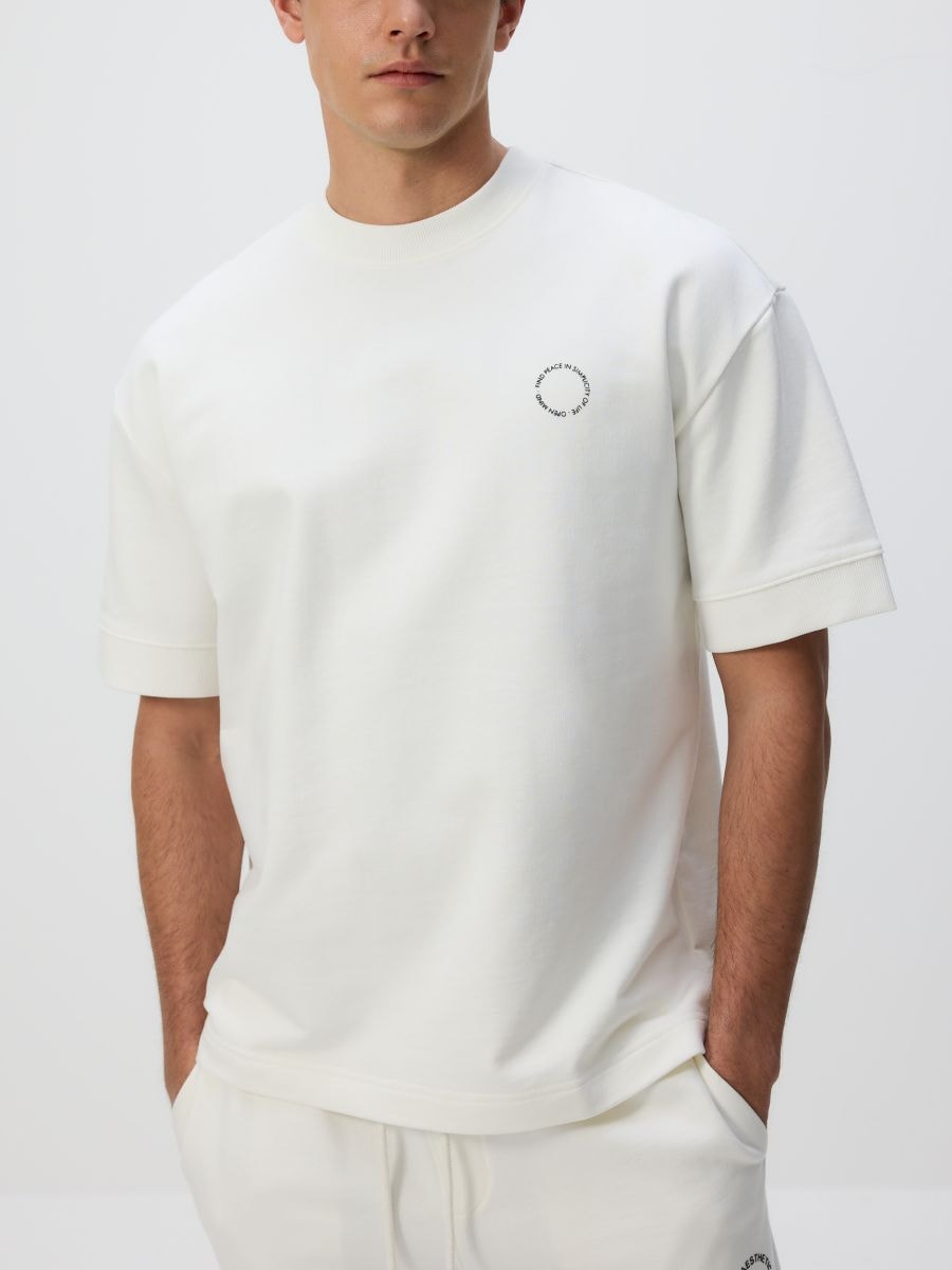 T-Shirt im Boxy-Fit mit Print - creme - RESERVED