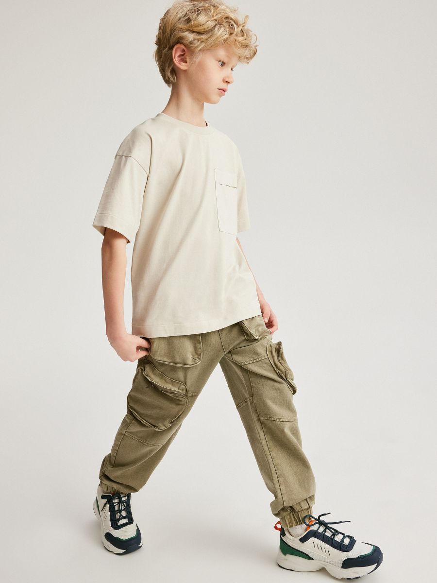 Pantaloni cargo con effetto slavato - verde-marrone - RESERVED