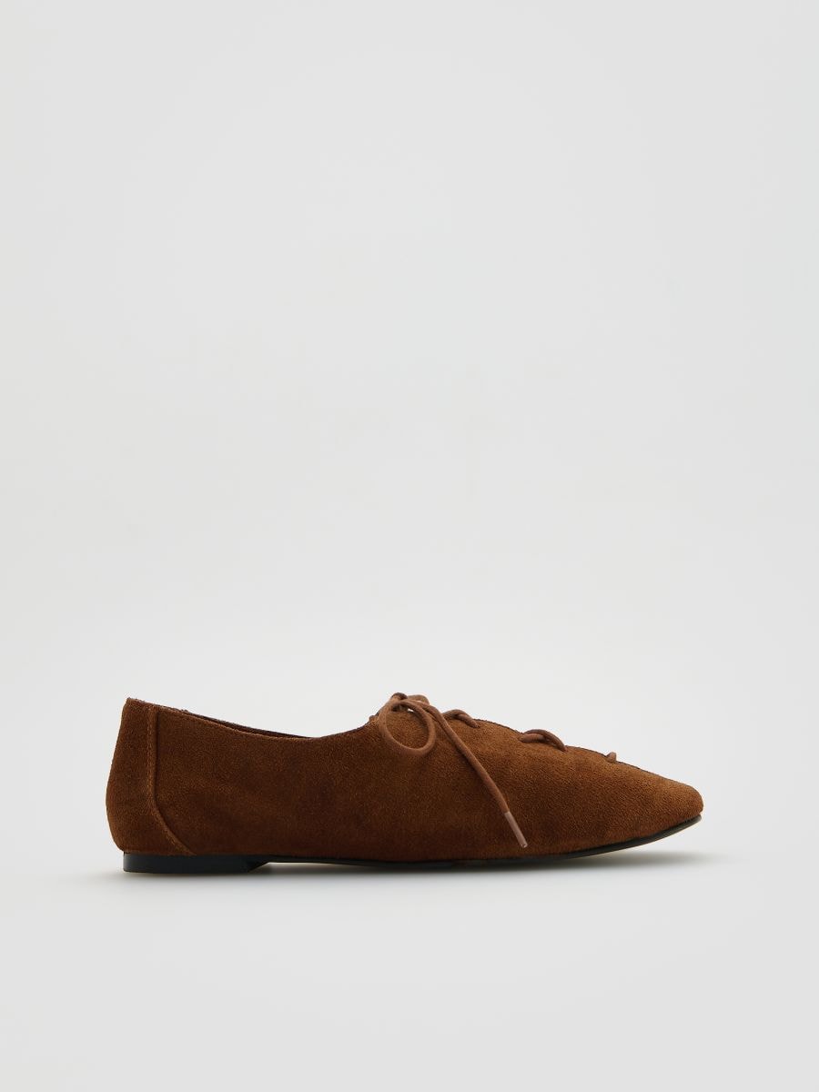 Skórzane loafersy z wiązaniem - brązowy - RESERVED