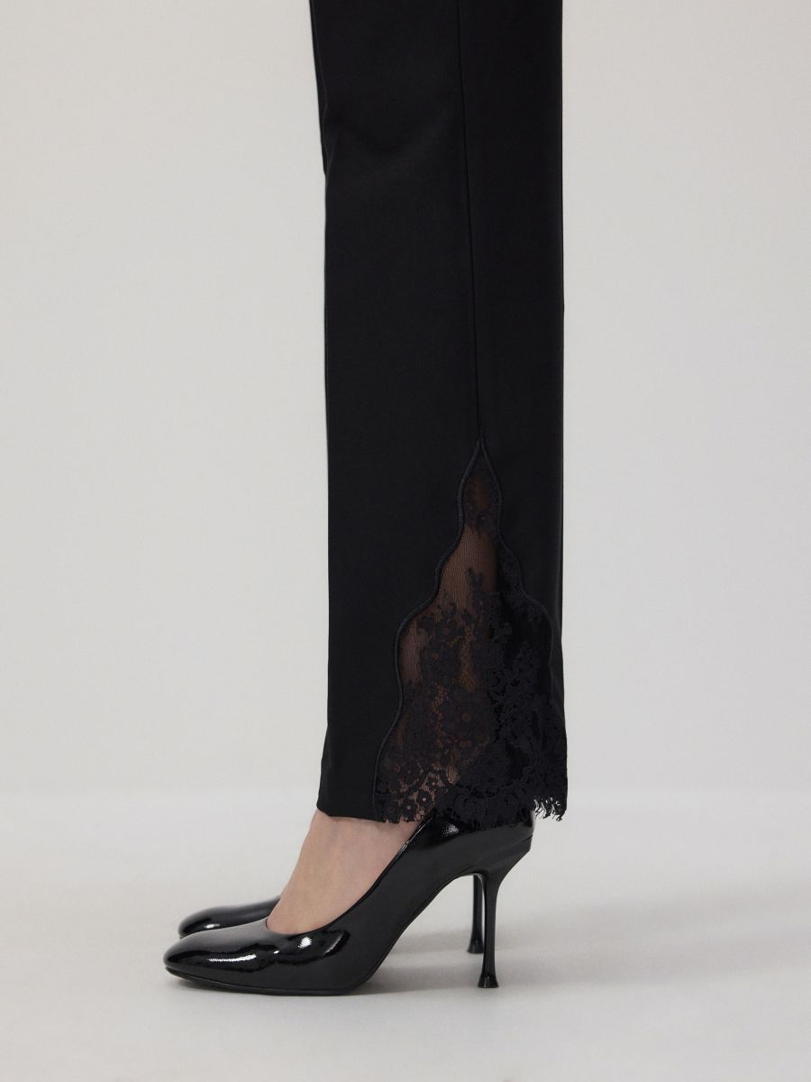 Spodnie z koronkowym wykończeniem Kolor czarny - RESERVED