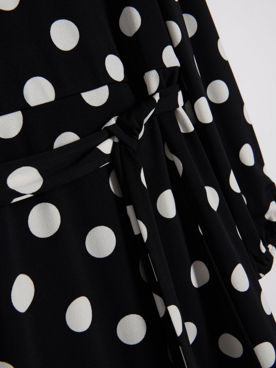 Kleid mit Punkten - schwarz - RESERVED - 5