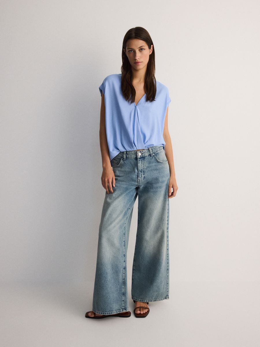 Viskoosist hõlmiklõikega pluus - kahvatusinine - RESERVED