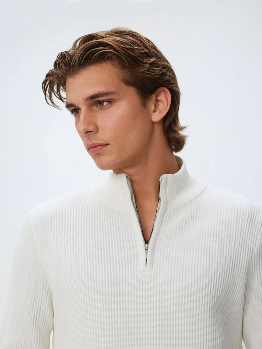 Pullover mit Reißverschluss und Stehkragen - weiß - RESERVED